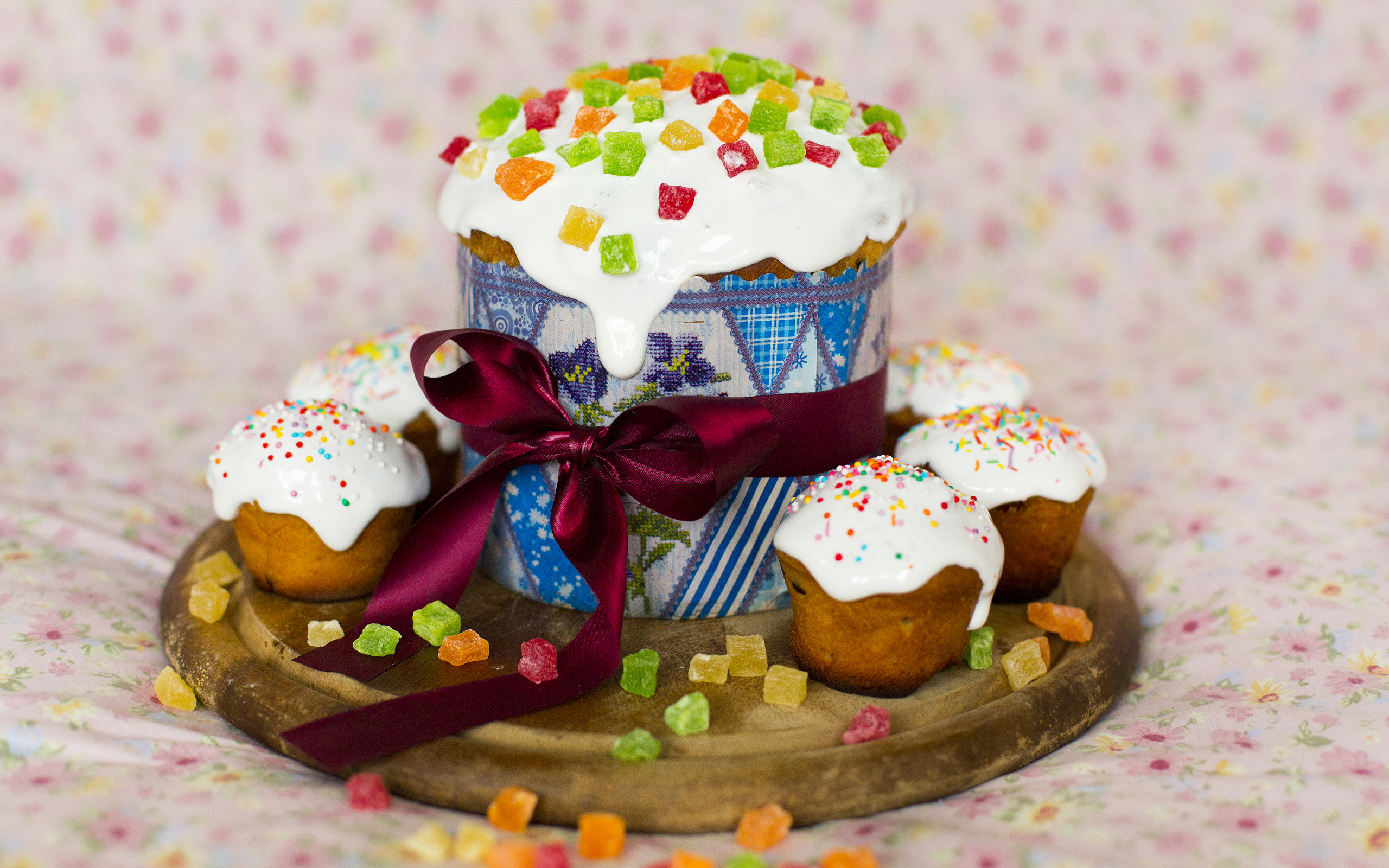 Куличи с цукатами на доске на Светлый праздник Пасха