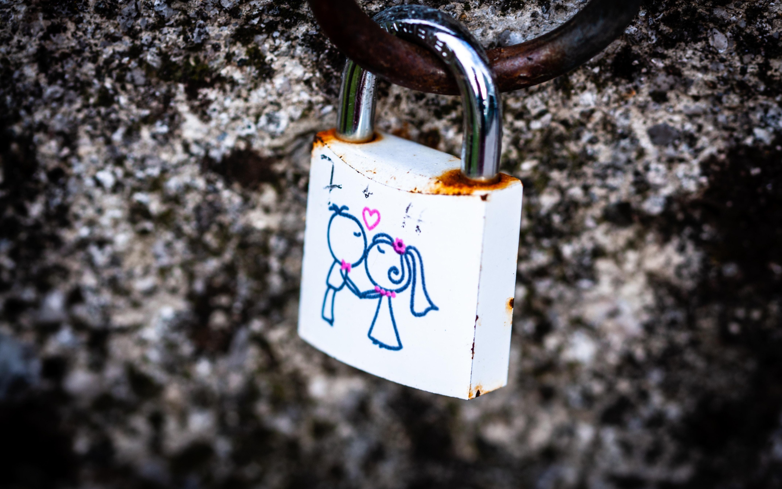 Замок влюбленных у стены 