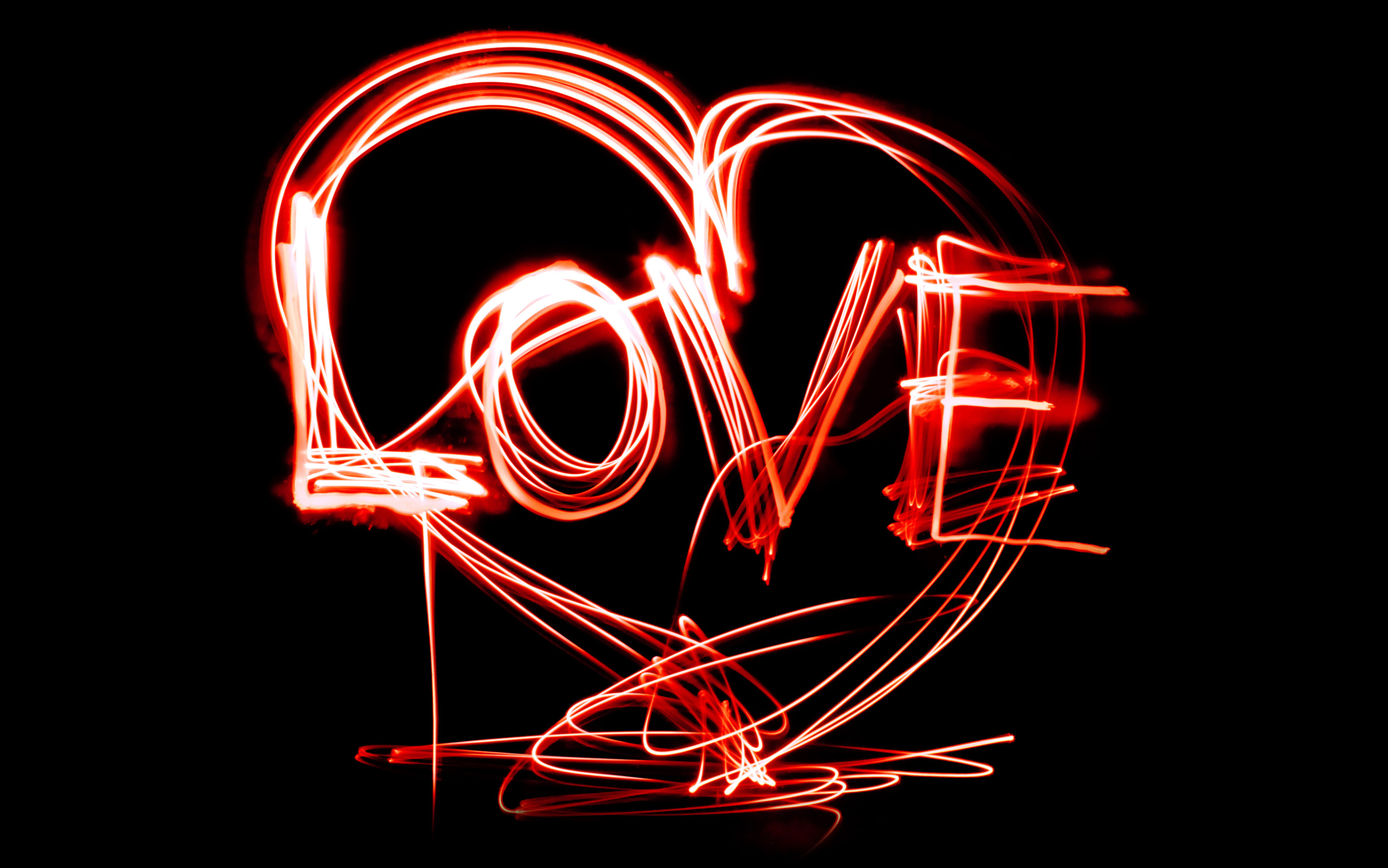Красная неоновая надпись Love  на черном фоне