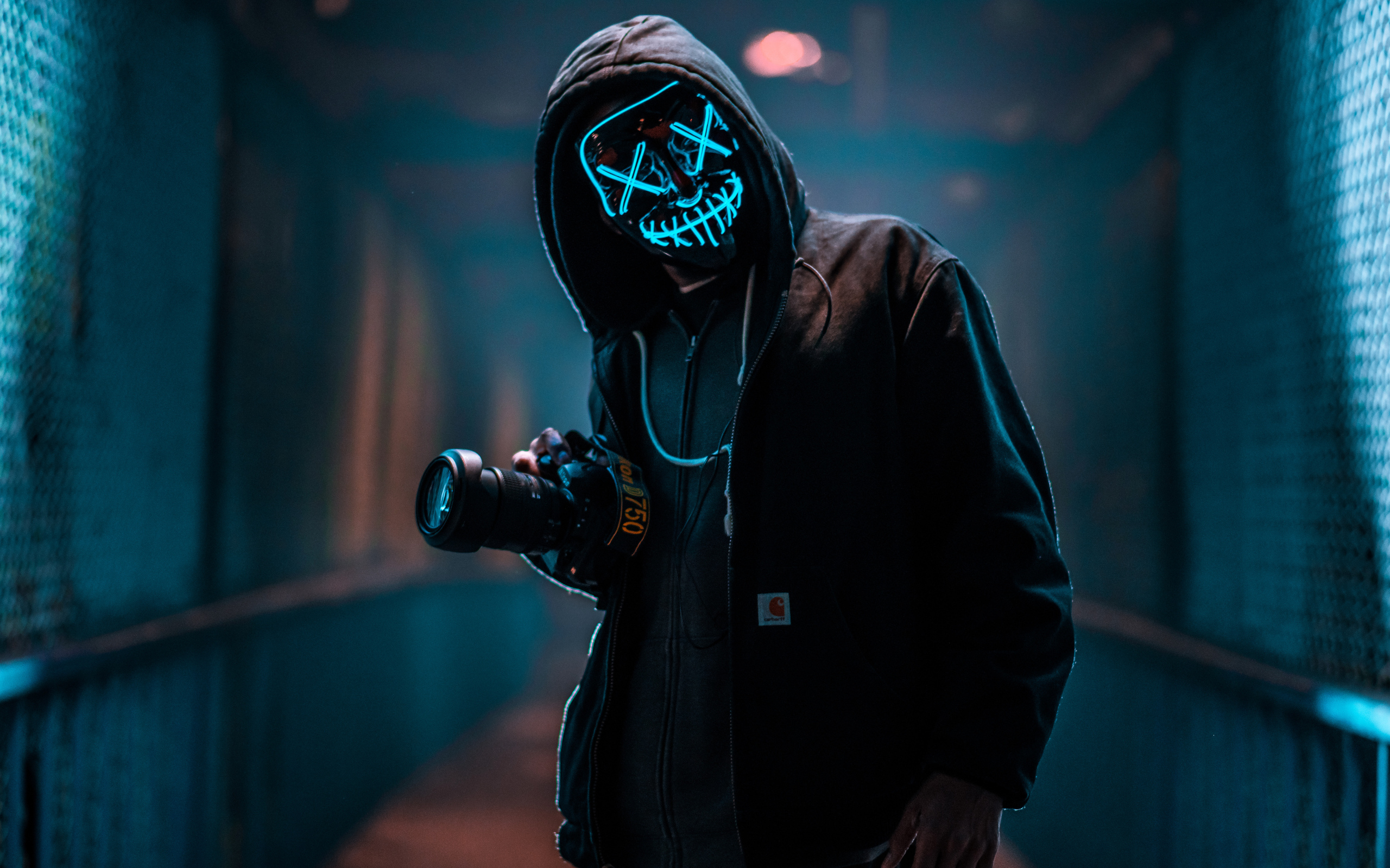 Парень в неоновой маске анонима с фотоаппаратом