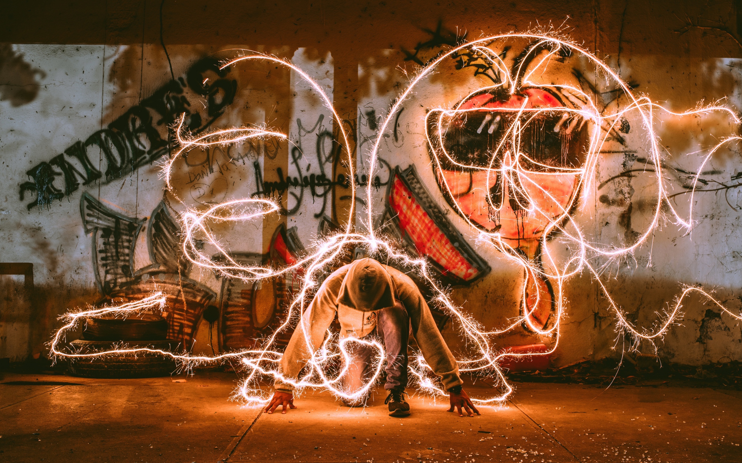 Парень в худи с искрами света