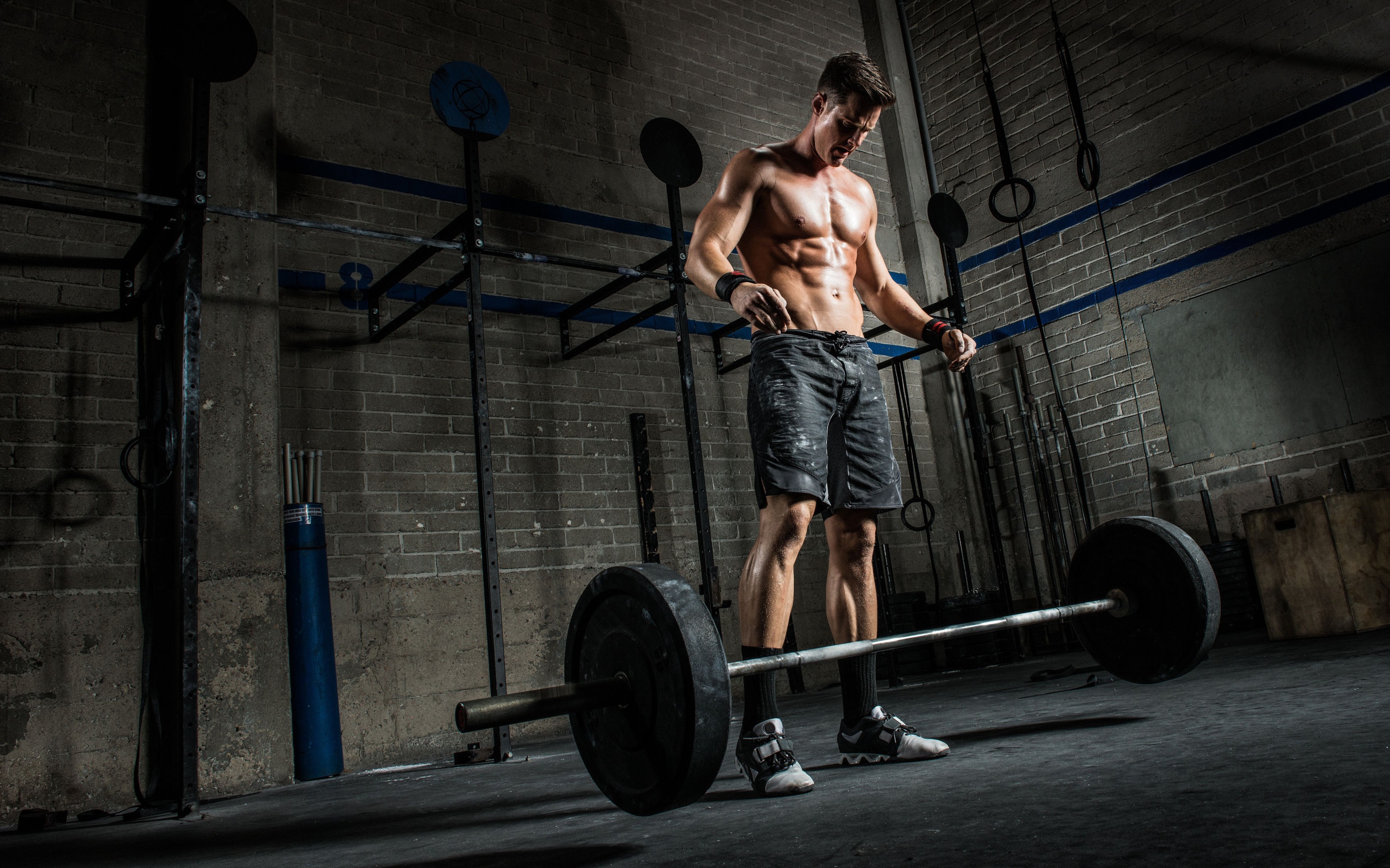 Мужчина спортсмен поднимает штангу в спортзале