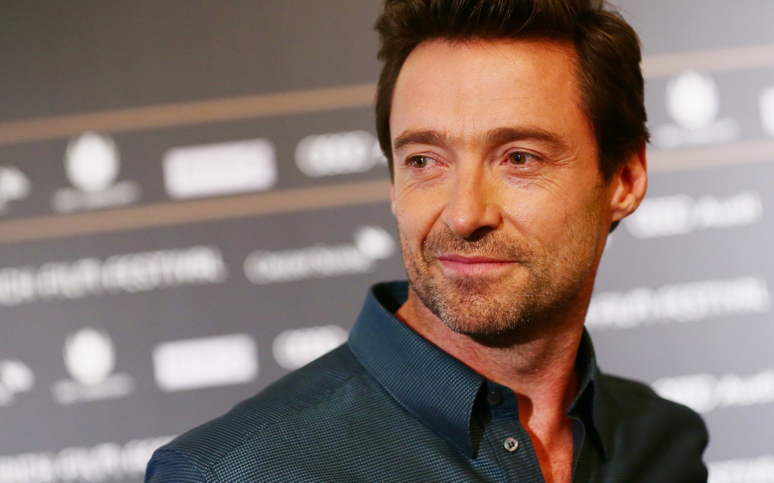 Актер Хью Джекман в черной рубашке