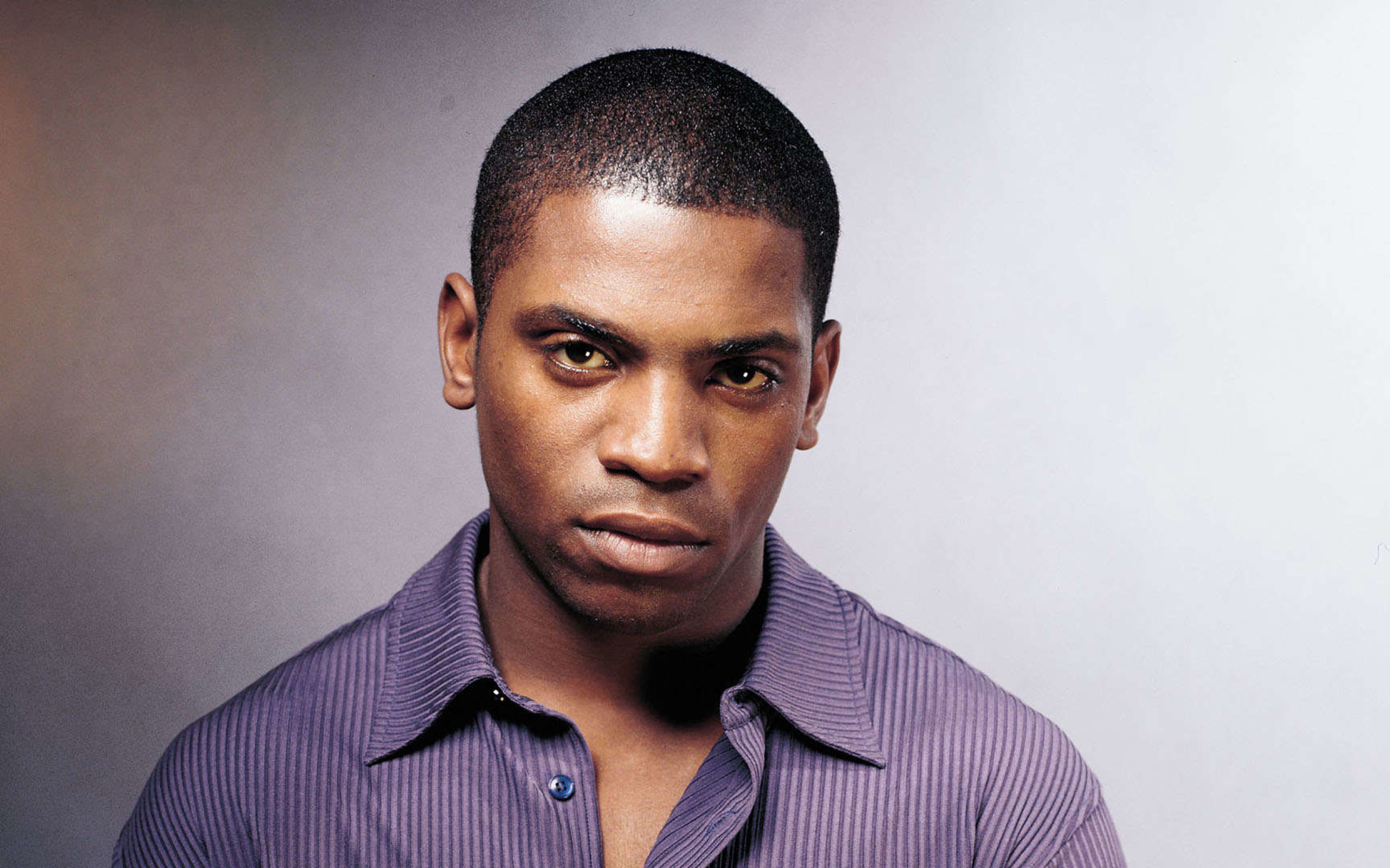 Американский актер Мекай Файфер на сером фоне