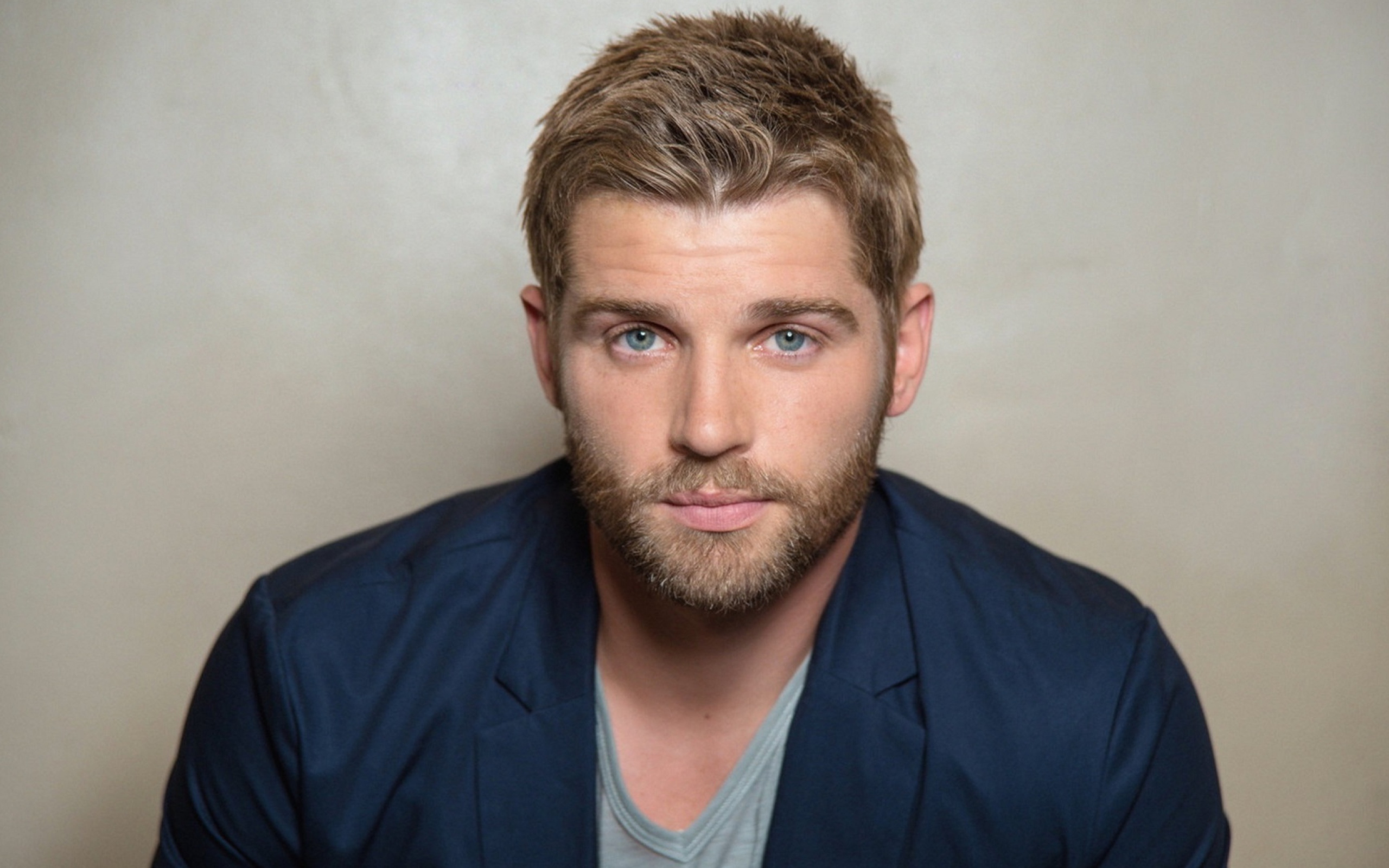 Голубоглазый мужчина, американский актер Майкл Фогель