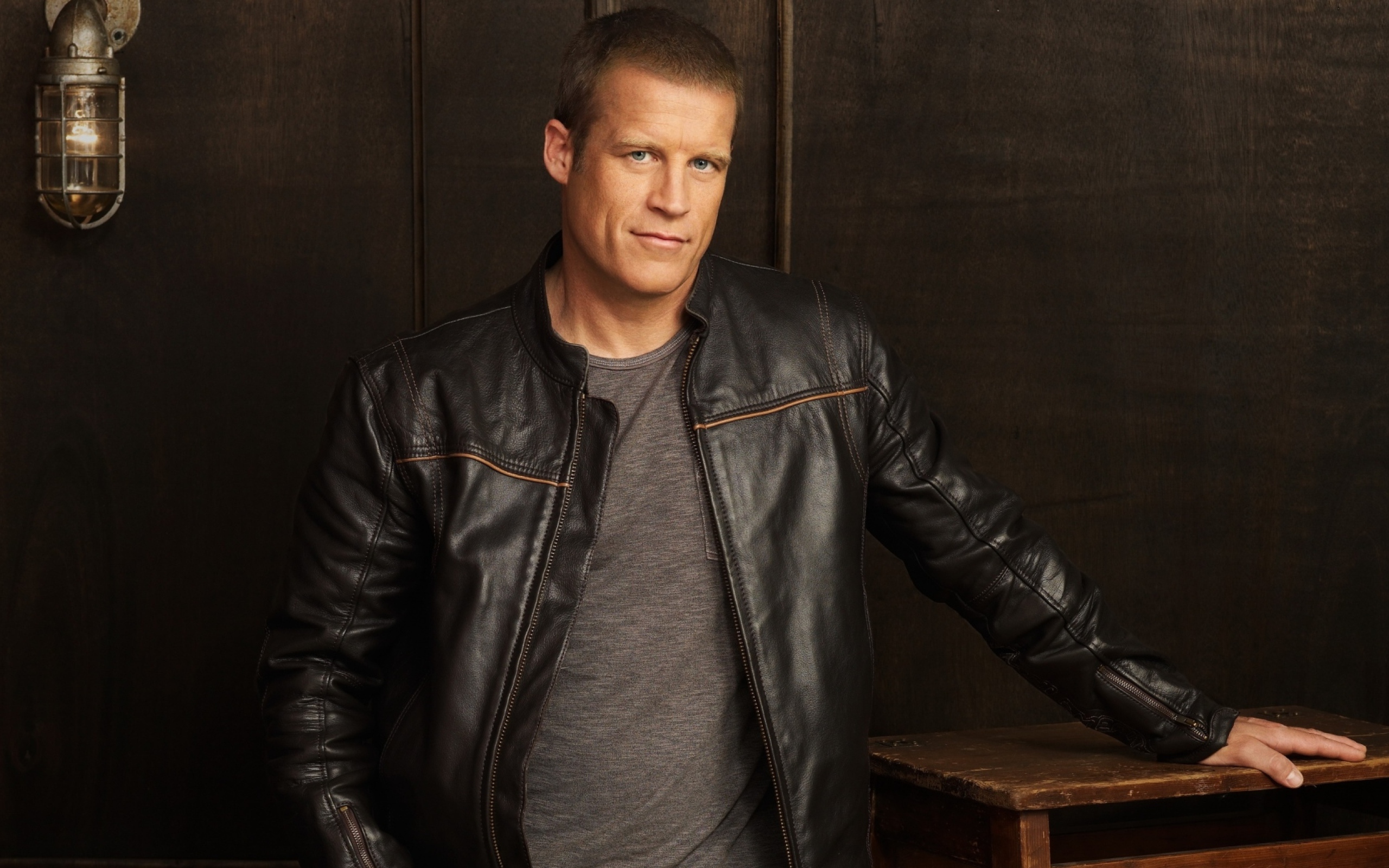 Красивый мужчина, актер Марк Вэлли в кожаной куртке