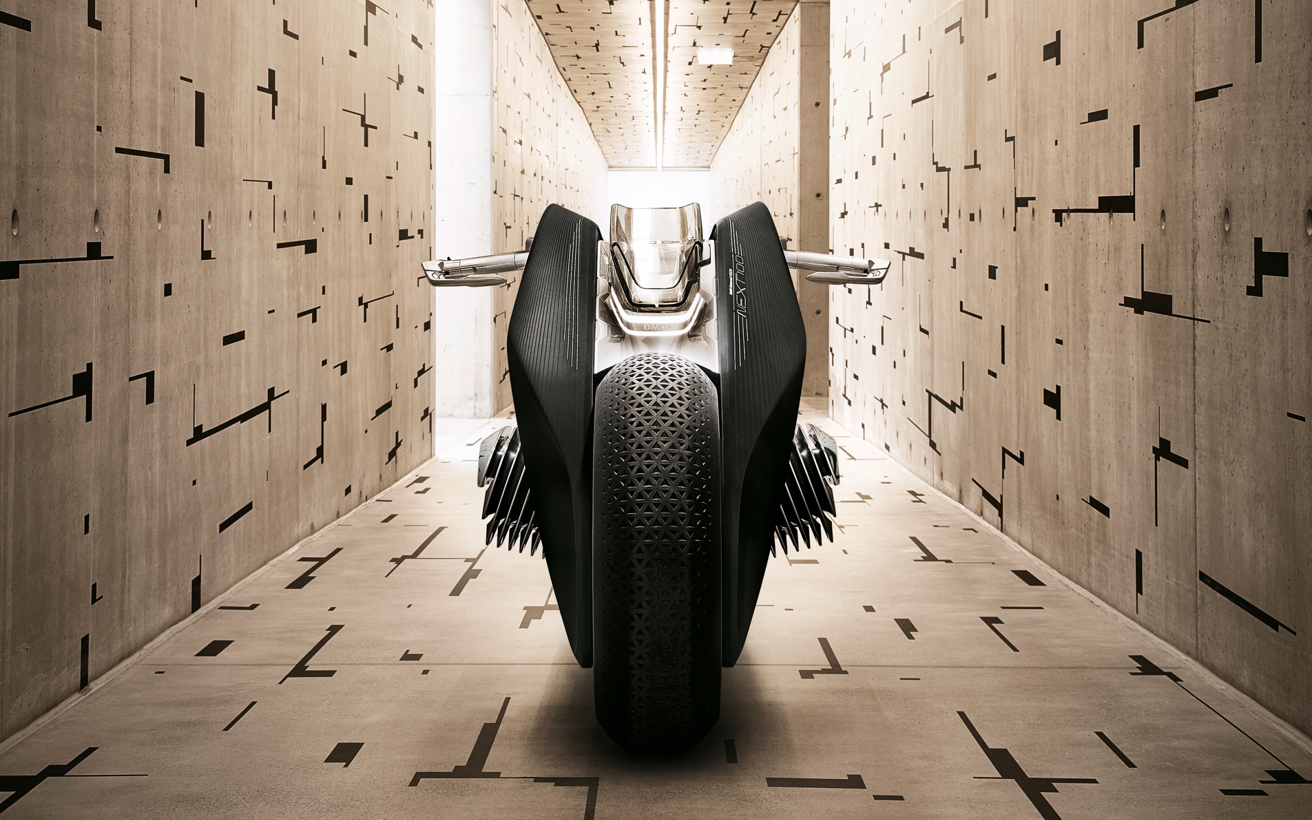 Мотоцикл BMW Vision Next 100 в комнате