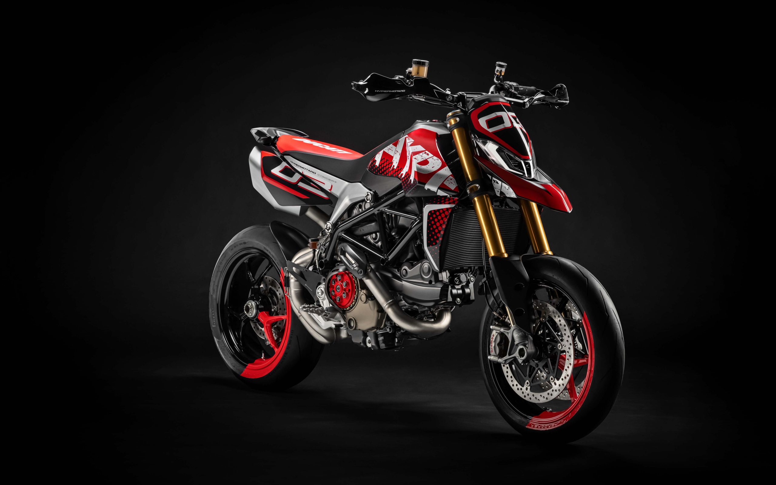 Мотоцикл Ducati Hypermotard 950 на сером фоне