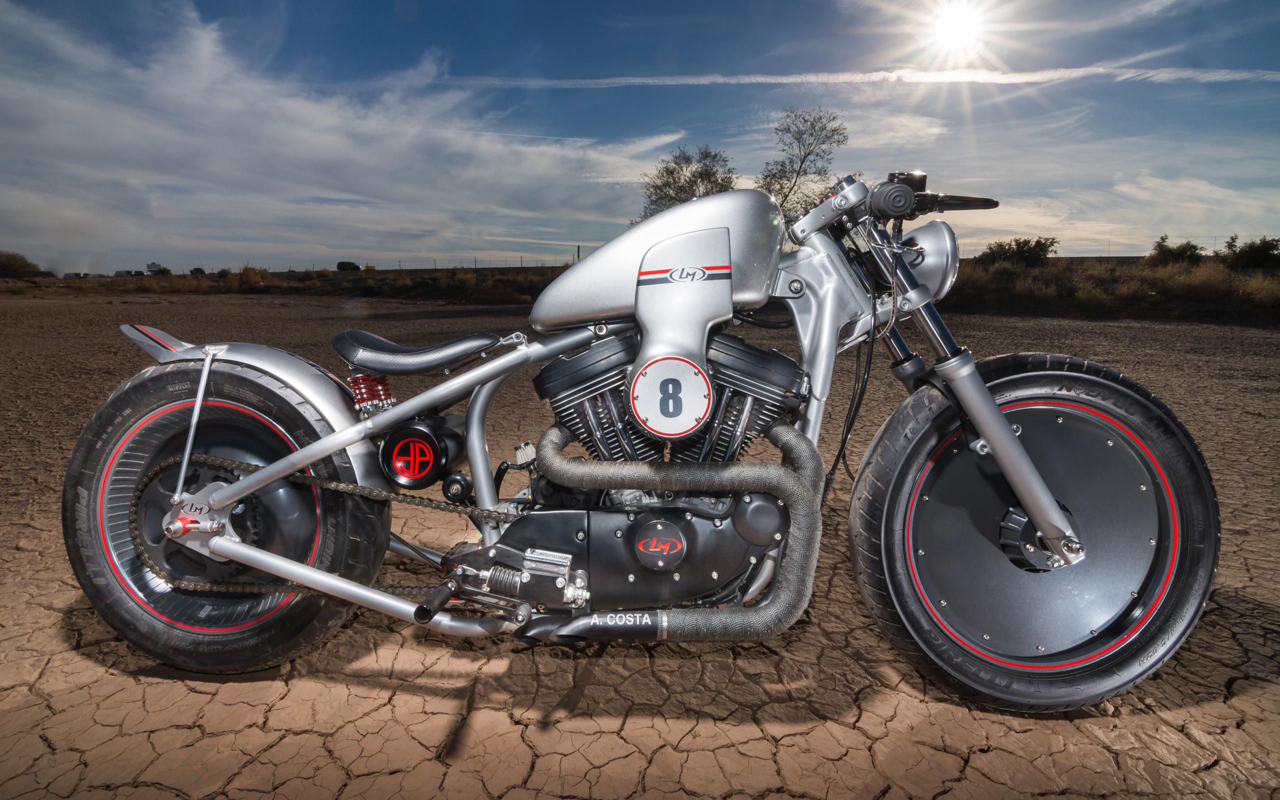 Мотоцикл Harley-Davidson стоит на земле под палящим солнцем 