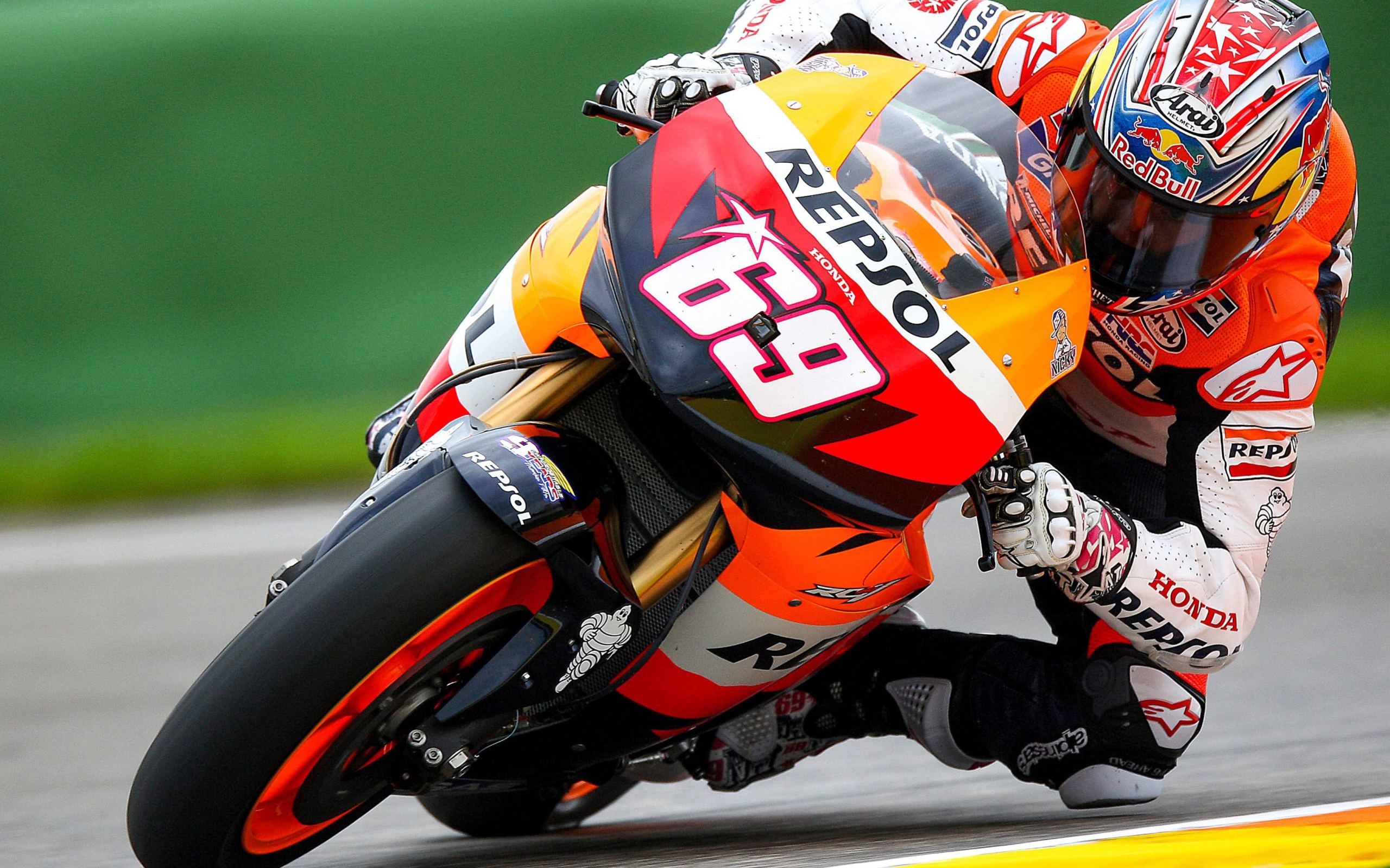 Мотоциклист на мотоцикле Honda MotoGP 2019 года на гоночной трассе