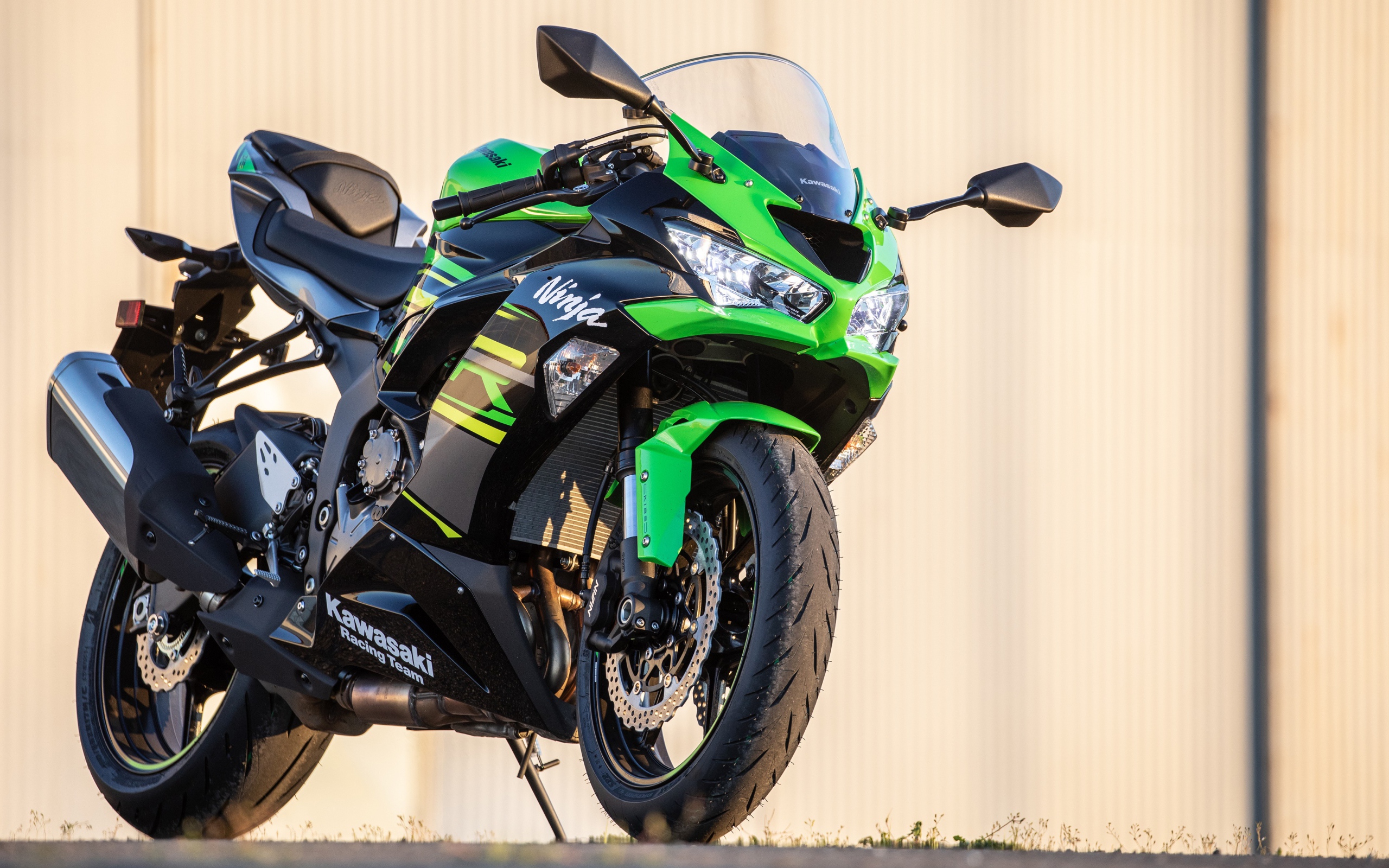 Мотоцикл Kawasaki Ninja ZX-6R 2019 года у стены