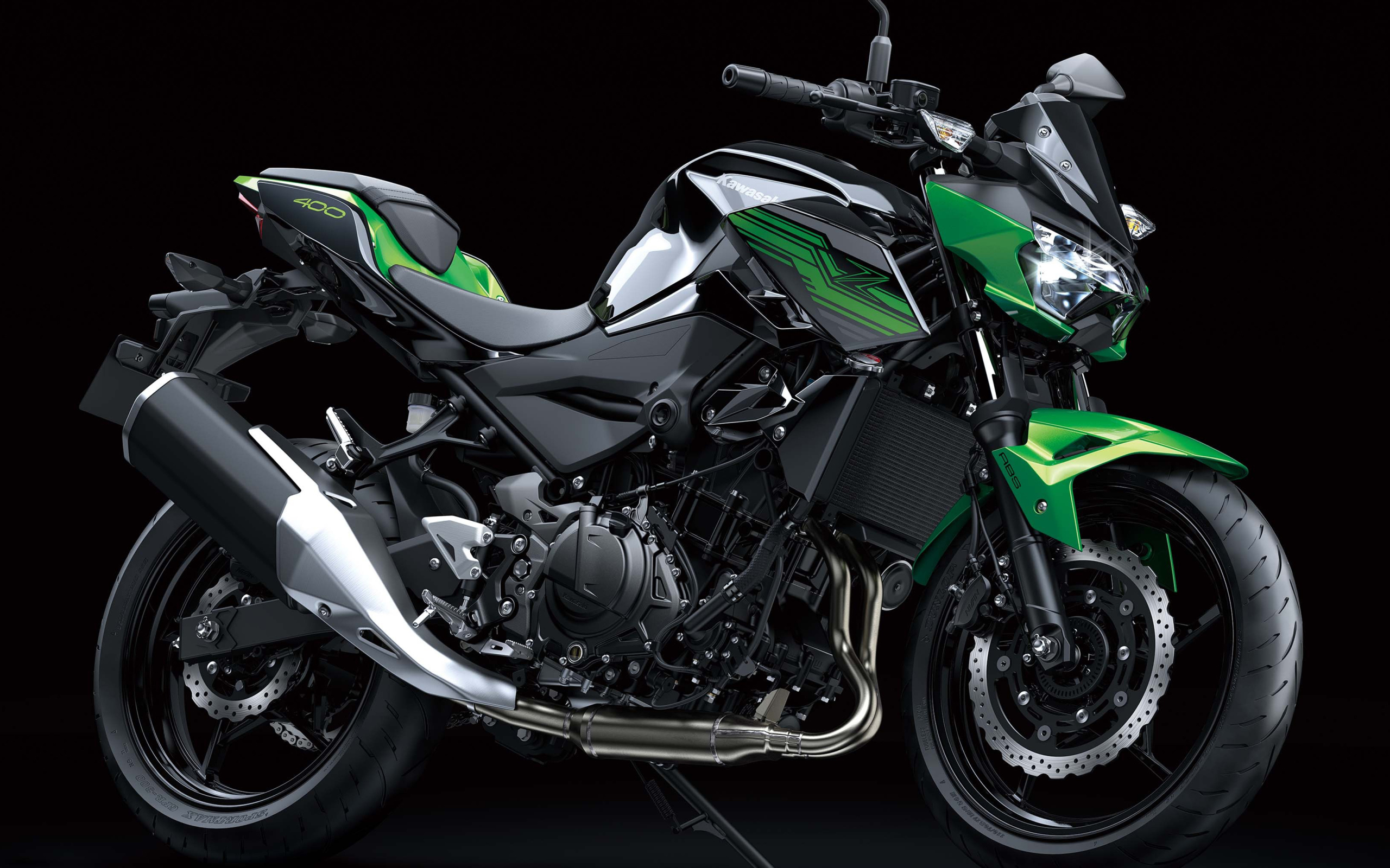Большой мотоцикл Kawasaki Z400 на черном фоне