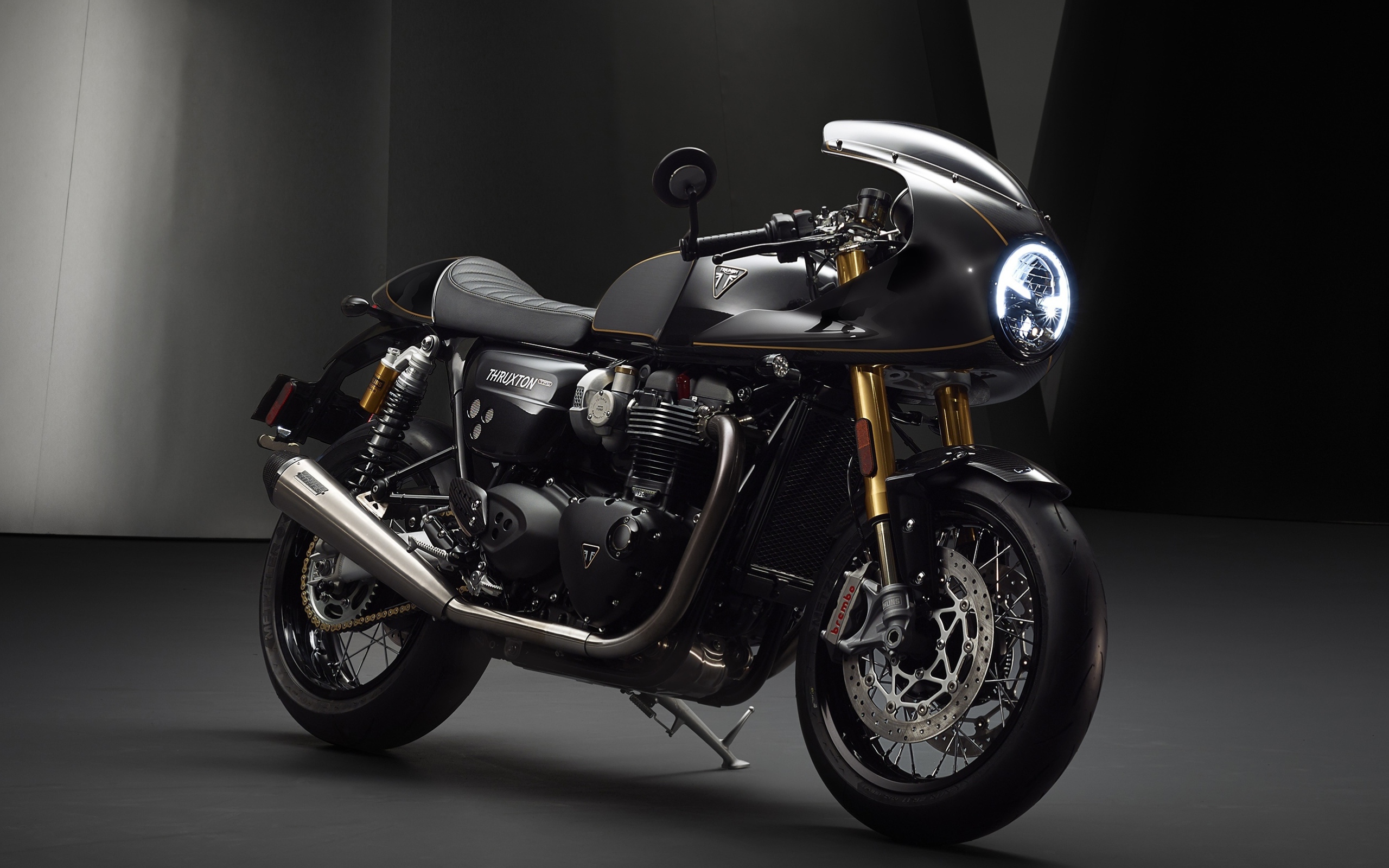 Черный мотоцикл Triumph Thruxton TFC 2019 года 