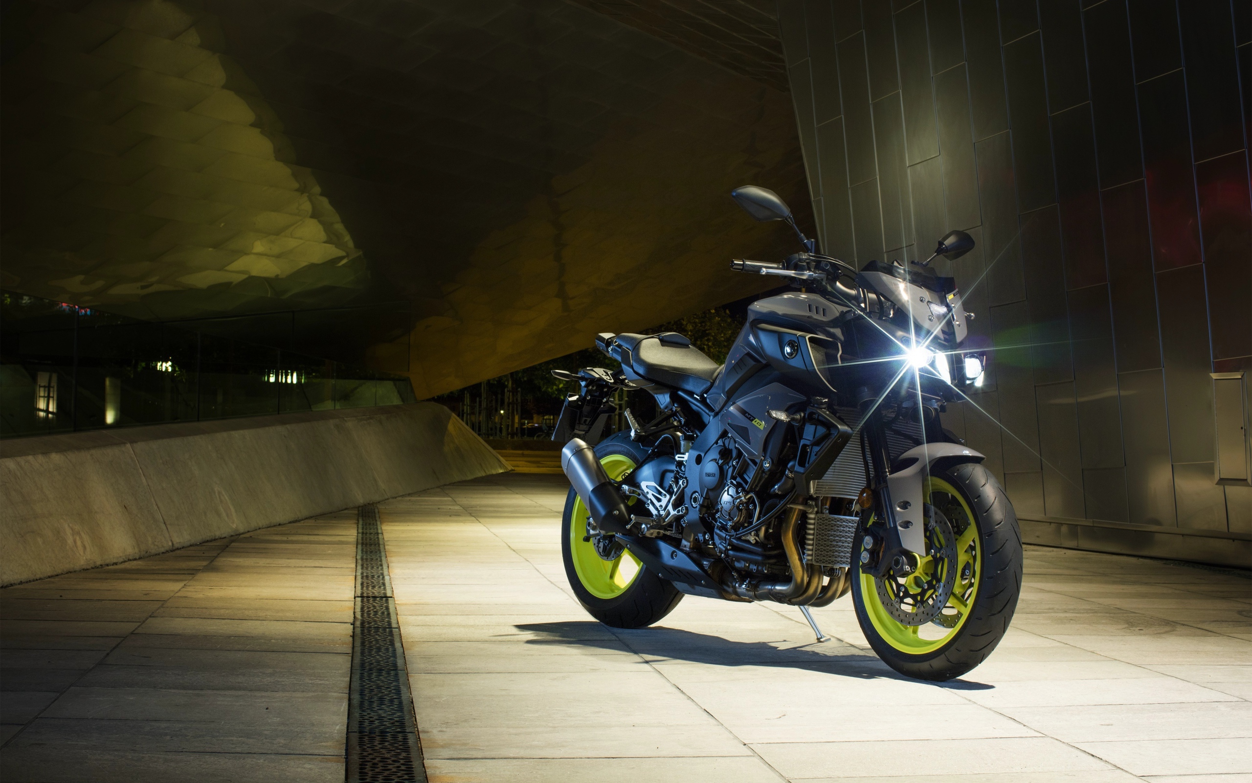 Мотоцикл Yamaha MT-10 с включенной фарой 