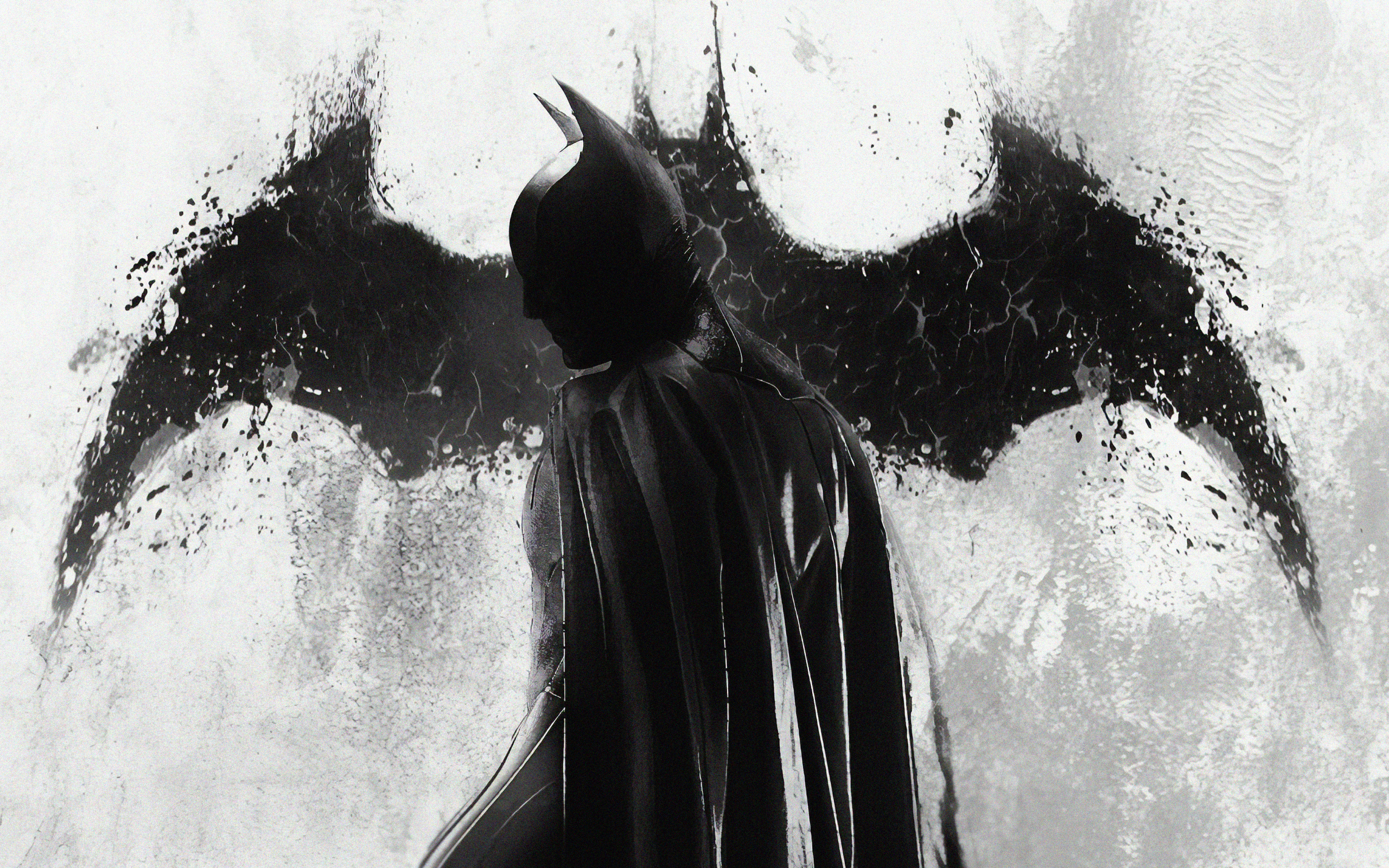 Бэтмен на фоне рисунка летучей мыши на стене