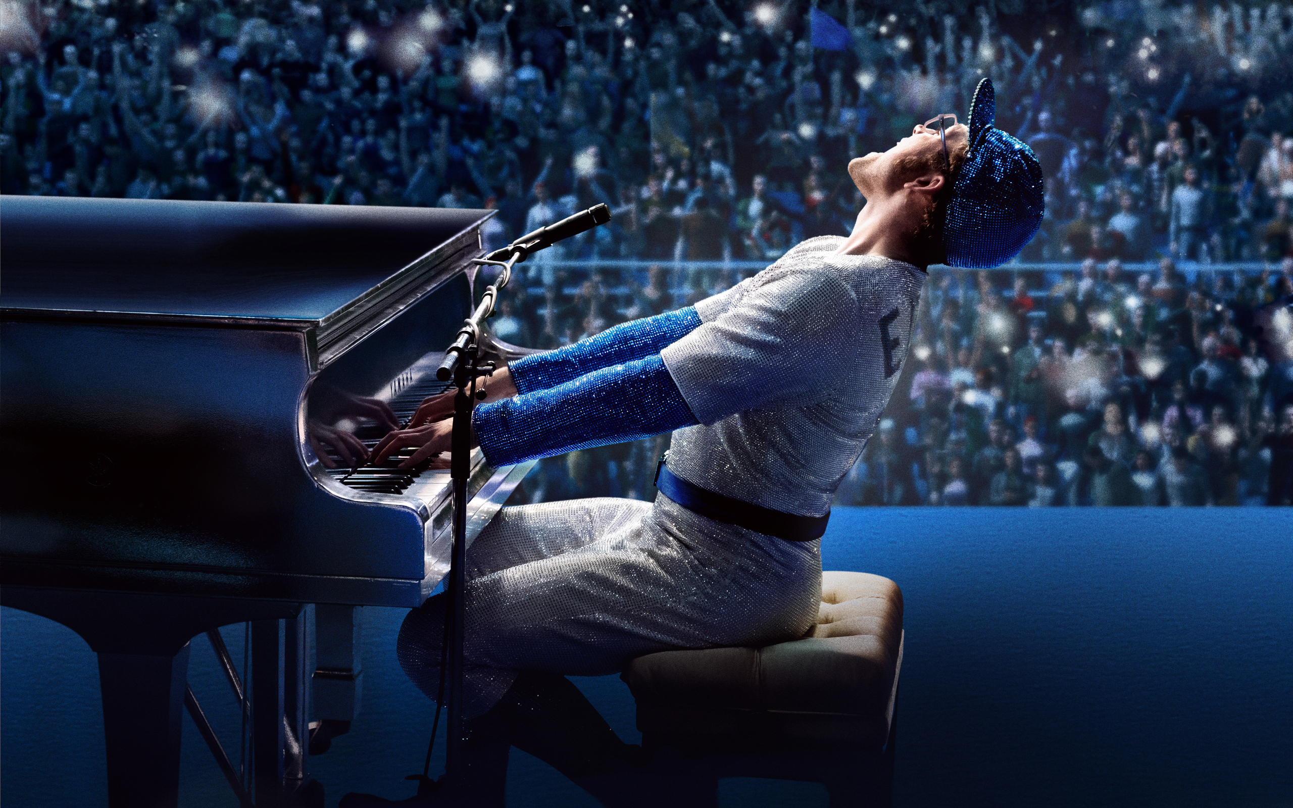 Персонаж фильма Рокетмен за роялем