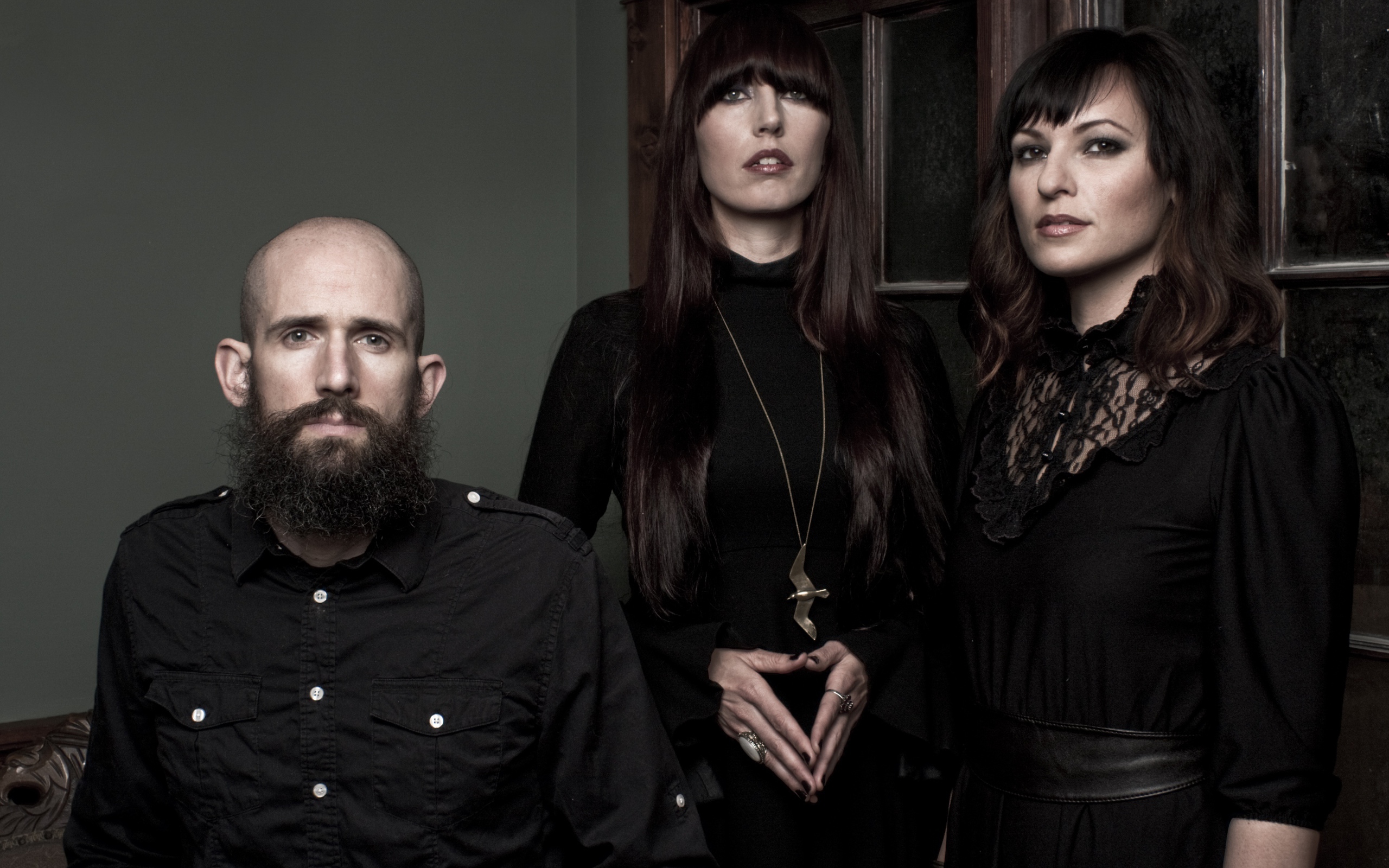 Участники музыкальной группы Ides Of Gemini в черных нарядах