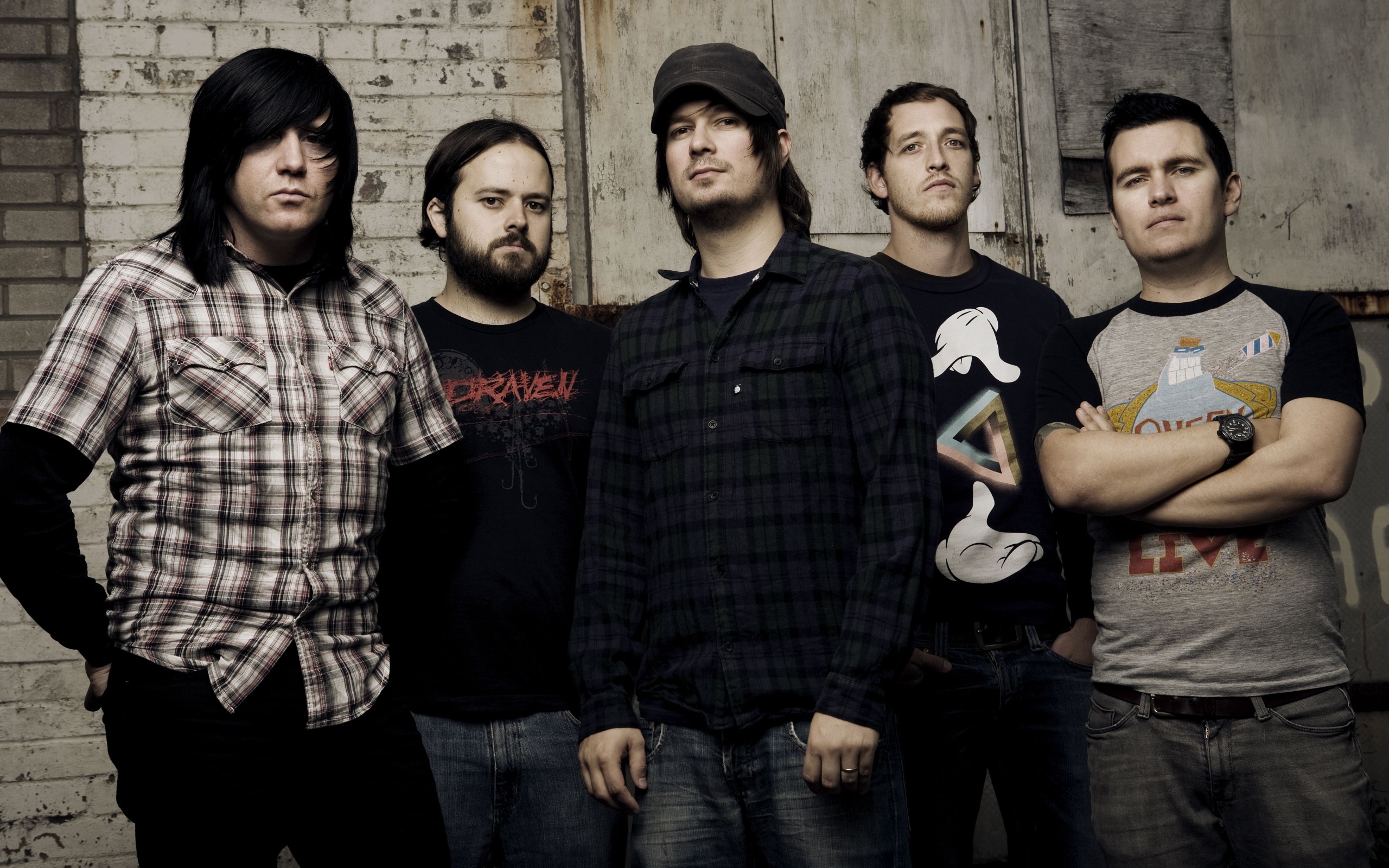 Музыкальная группа Funeral for a Friend стоят у старой стены