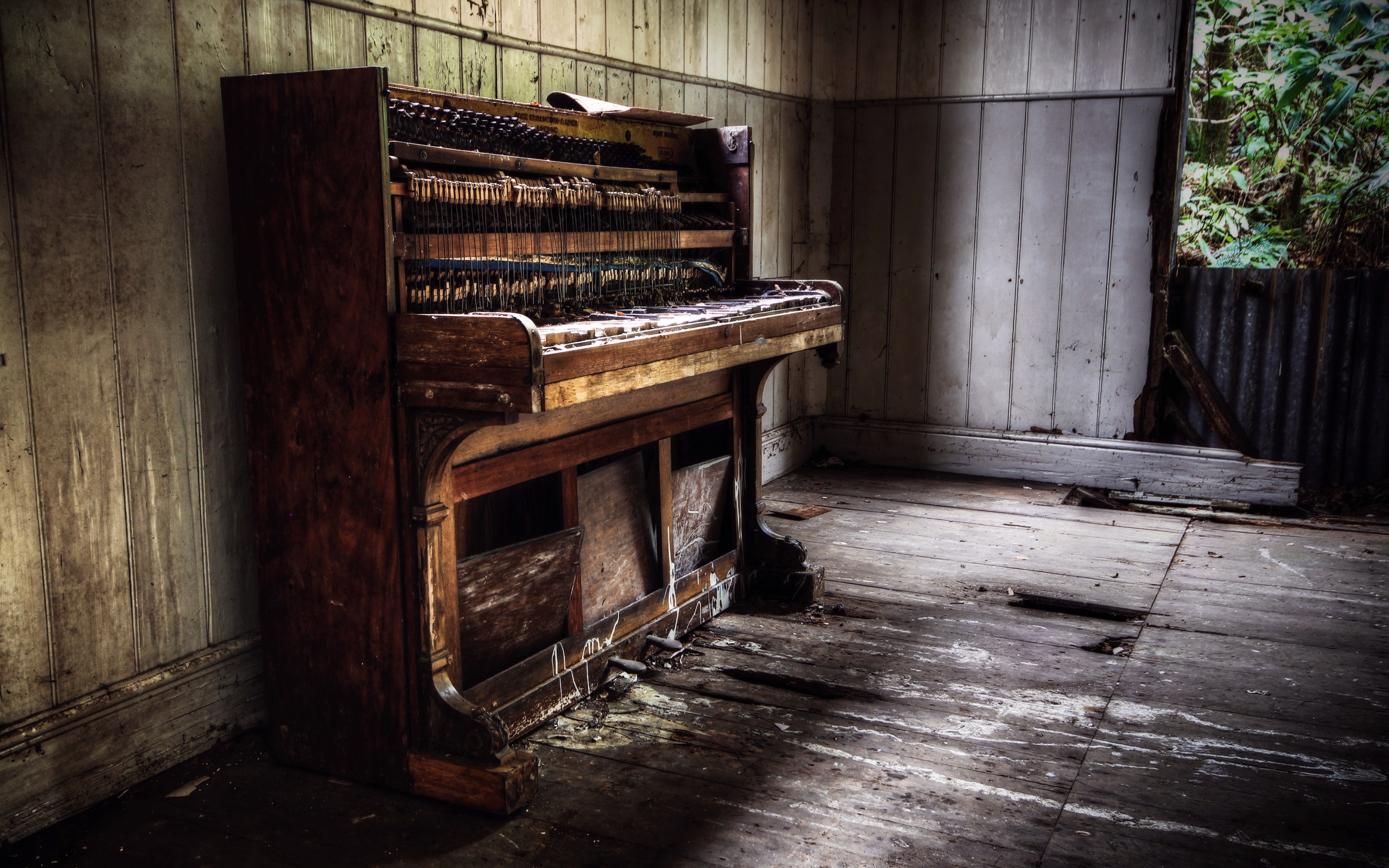 Старое пианино в комнате заброшенного дома