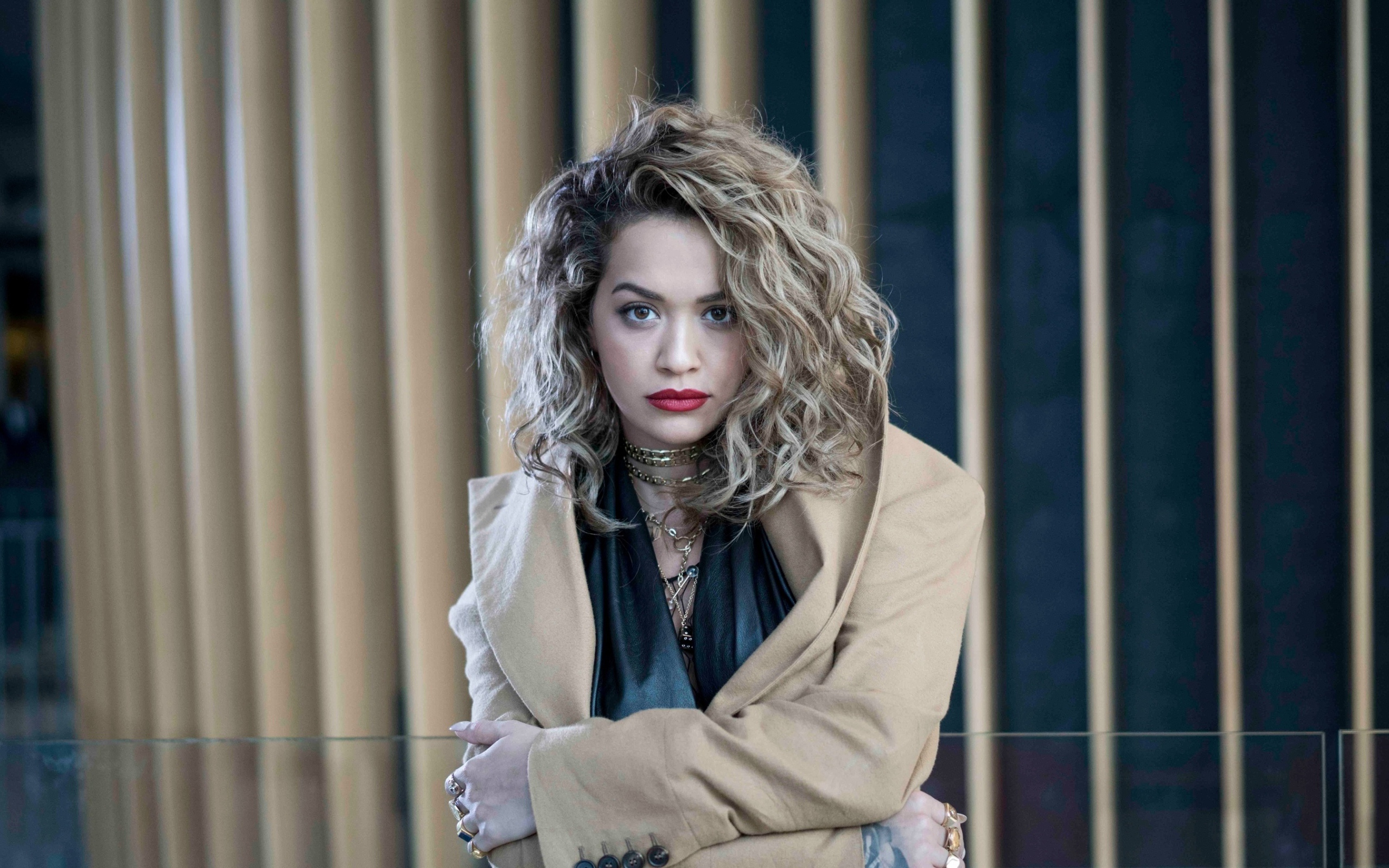 Популярная исполнительница Рита Ора в пальто 