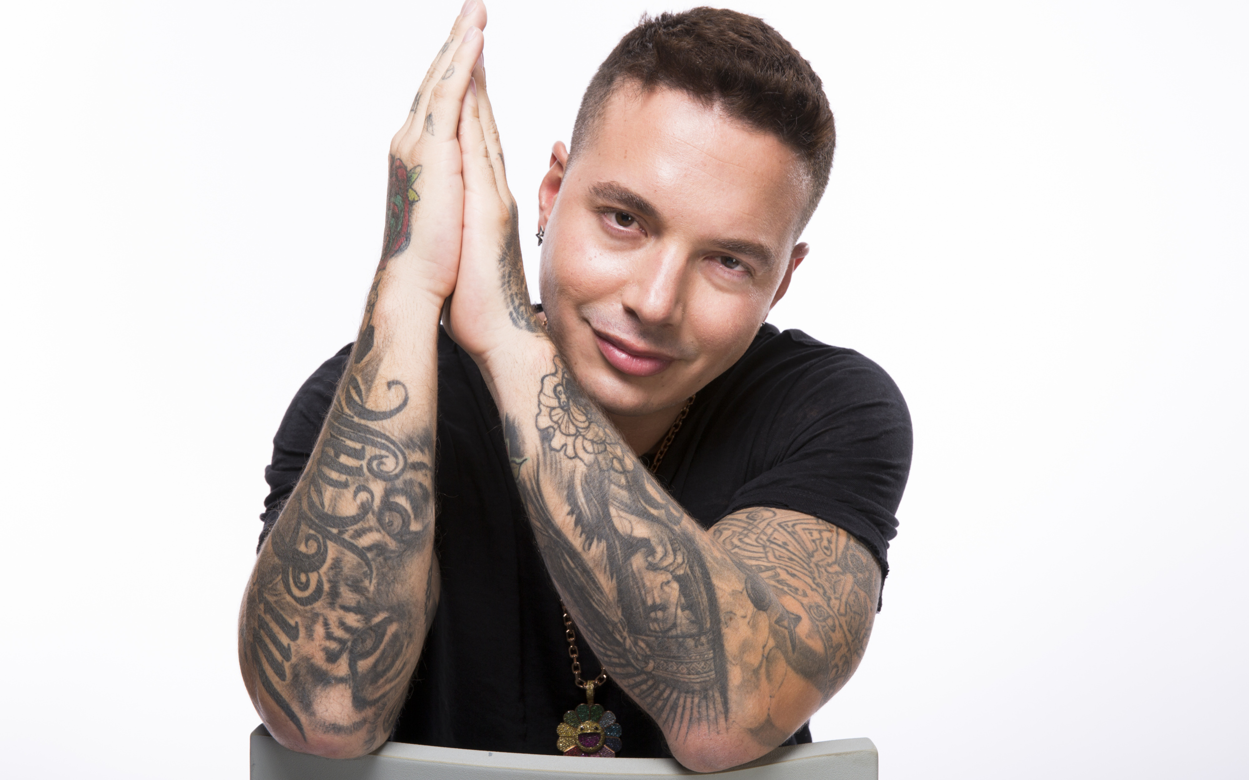 Певец Джей Бальвин с татуировками на руках