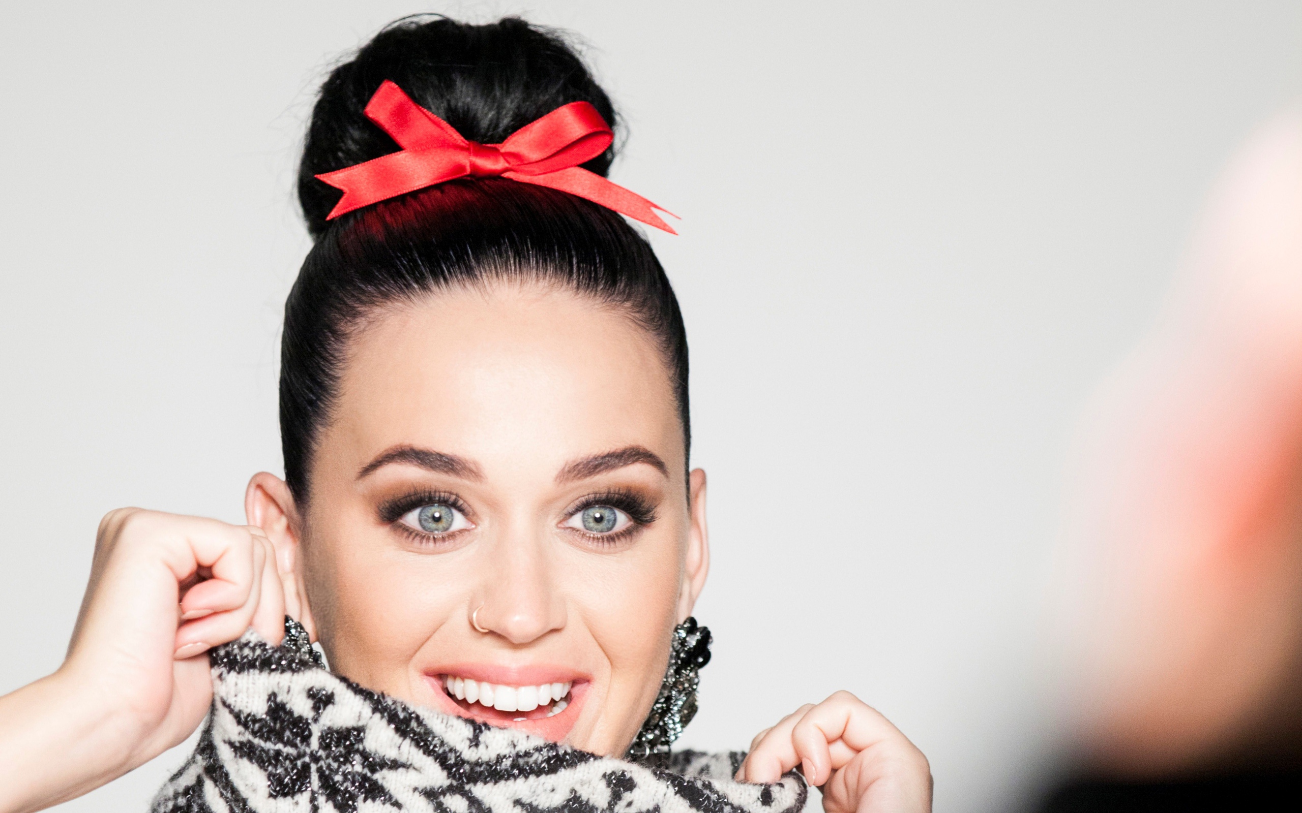 Улыбающаяся голубоглазая брюнетка Кэти Перри 