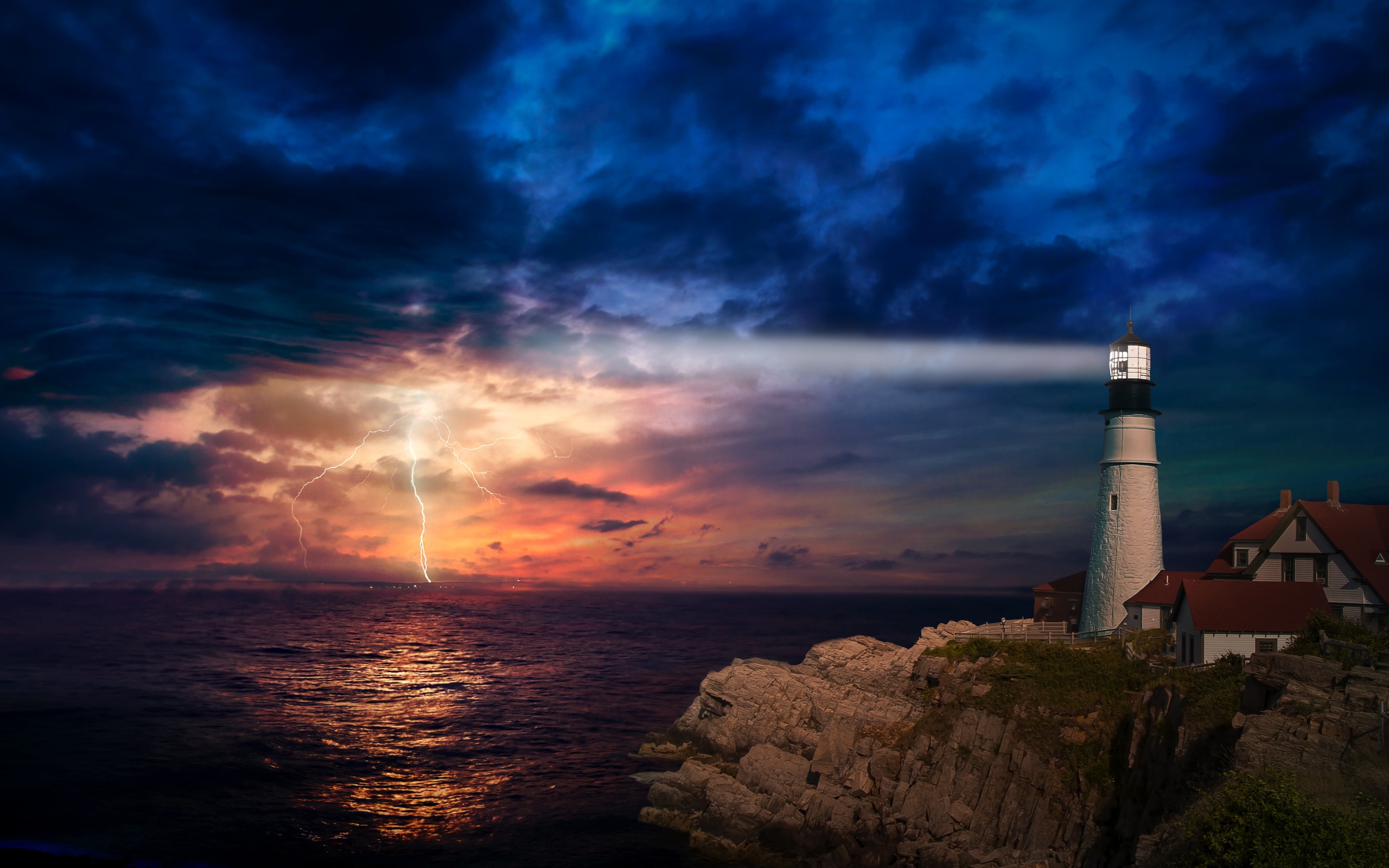 Маяк на берегу моря освещает грозовое небо 