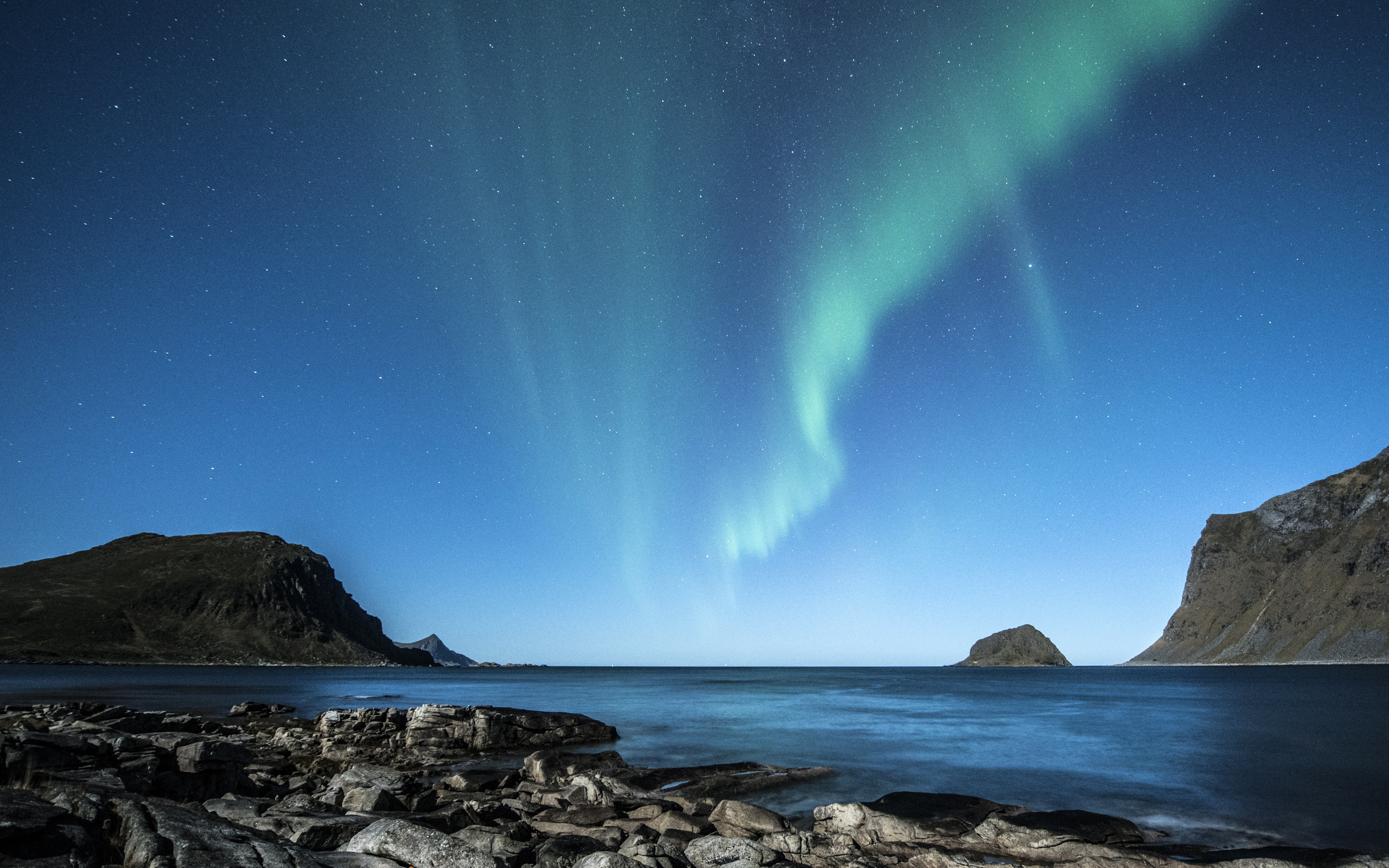 Полярное сияние над заливом