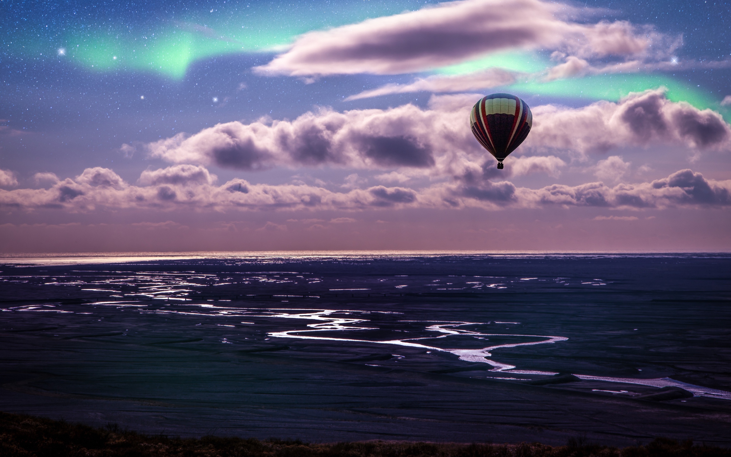 Воздушный шар в небе в белыми облаками над морем 