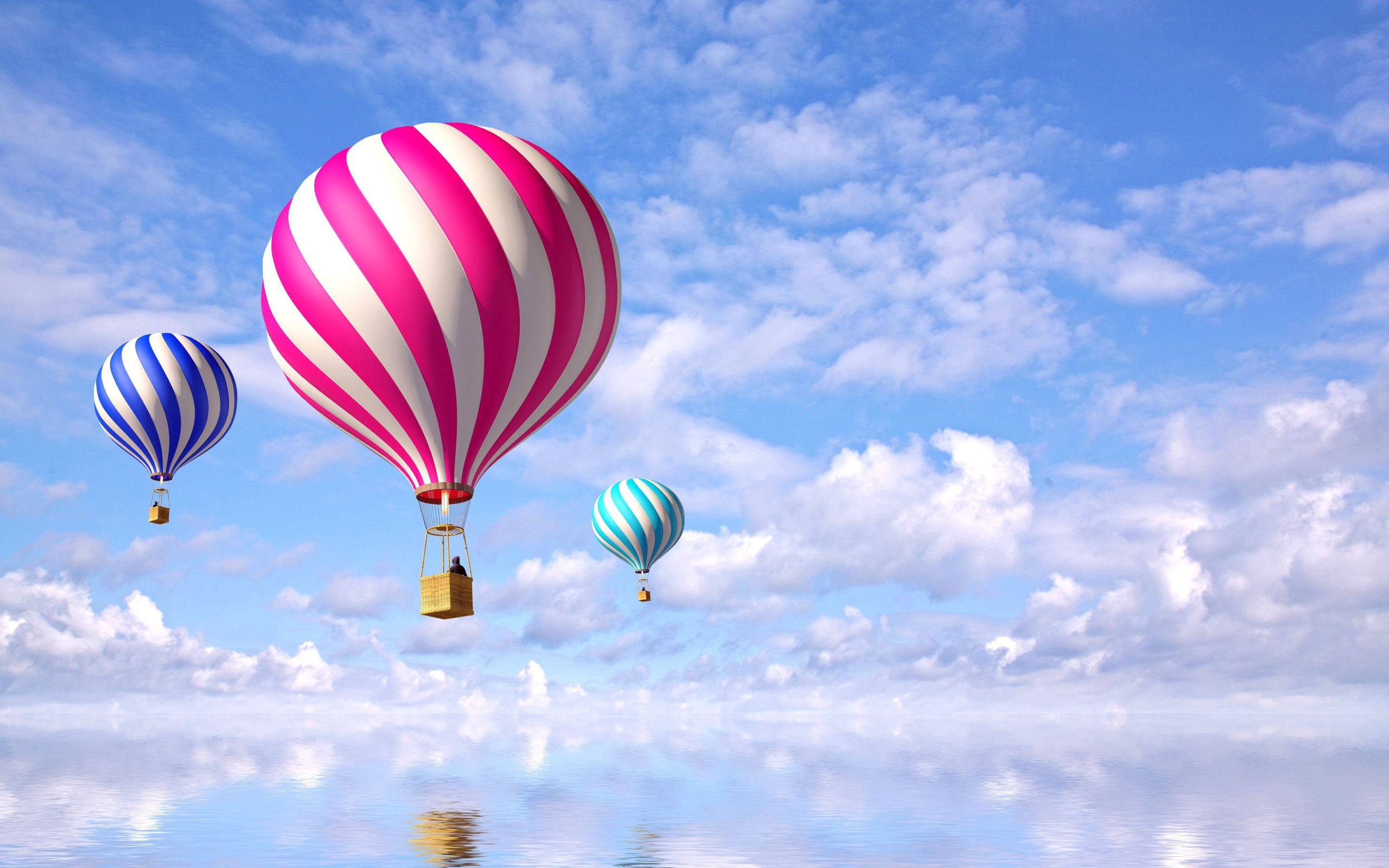 Яркие воздушные шары в небе над водой
