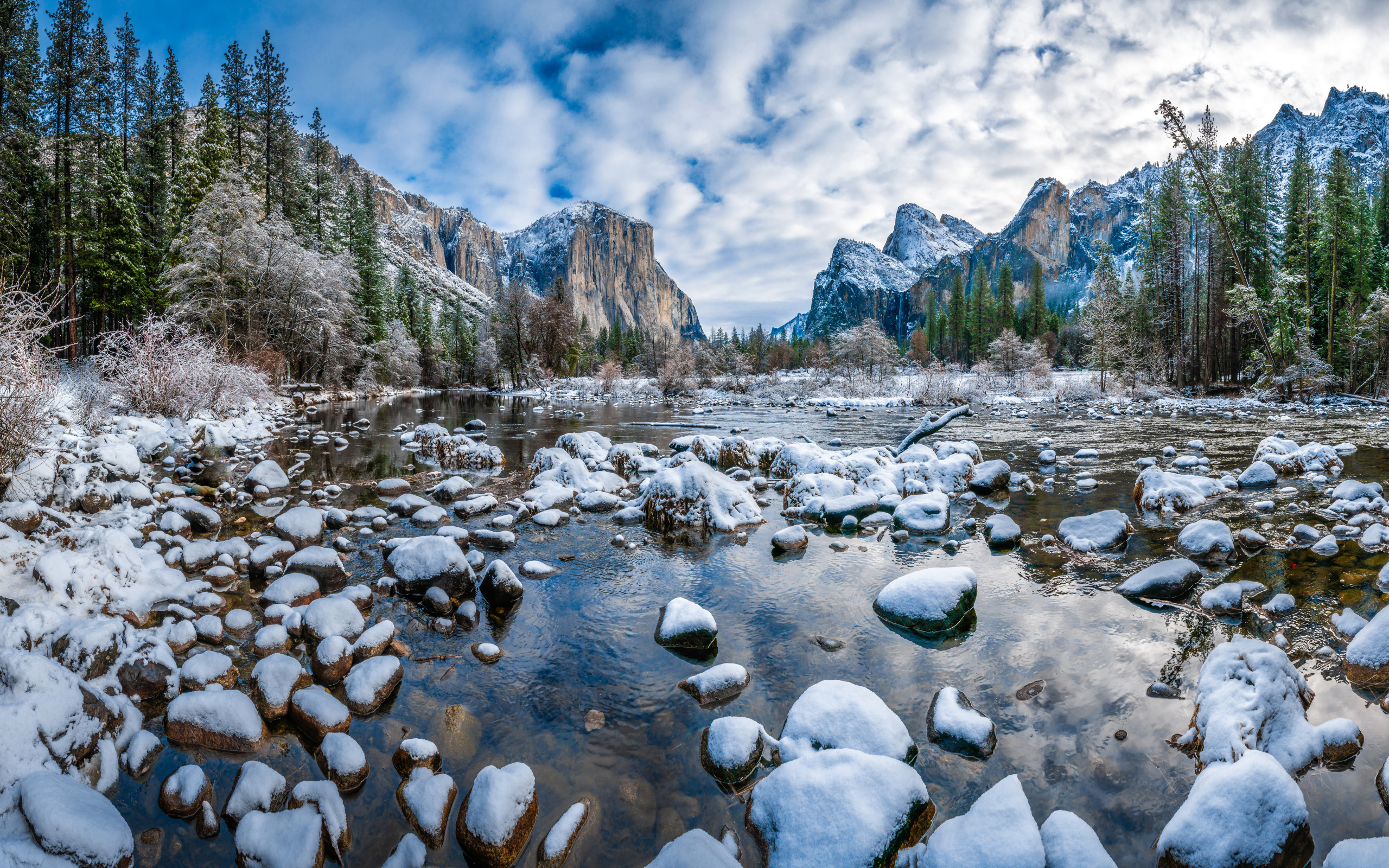 Река с покрытыми снегом камнями, Йосемитский Национальный Парк,  Калифорния. США