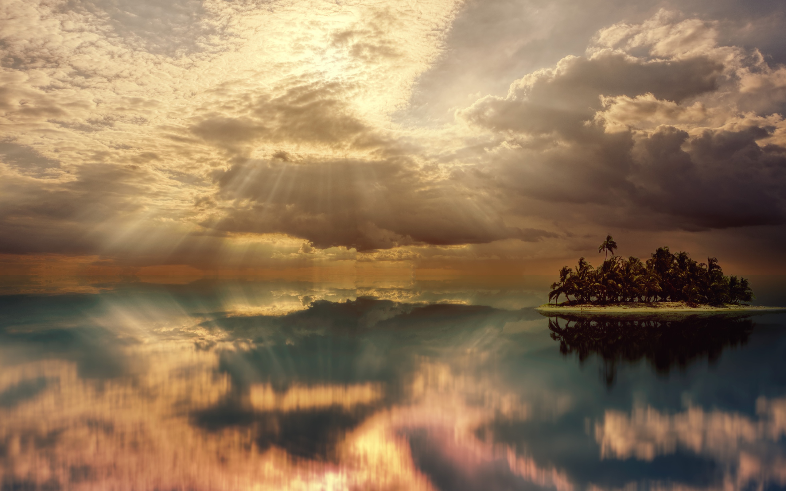 Лучи солнца в небе падают в спокойную воду озера