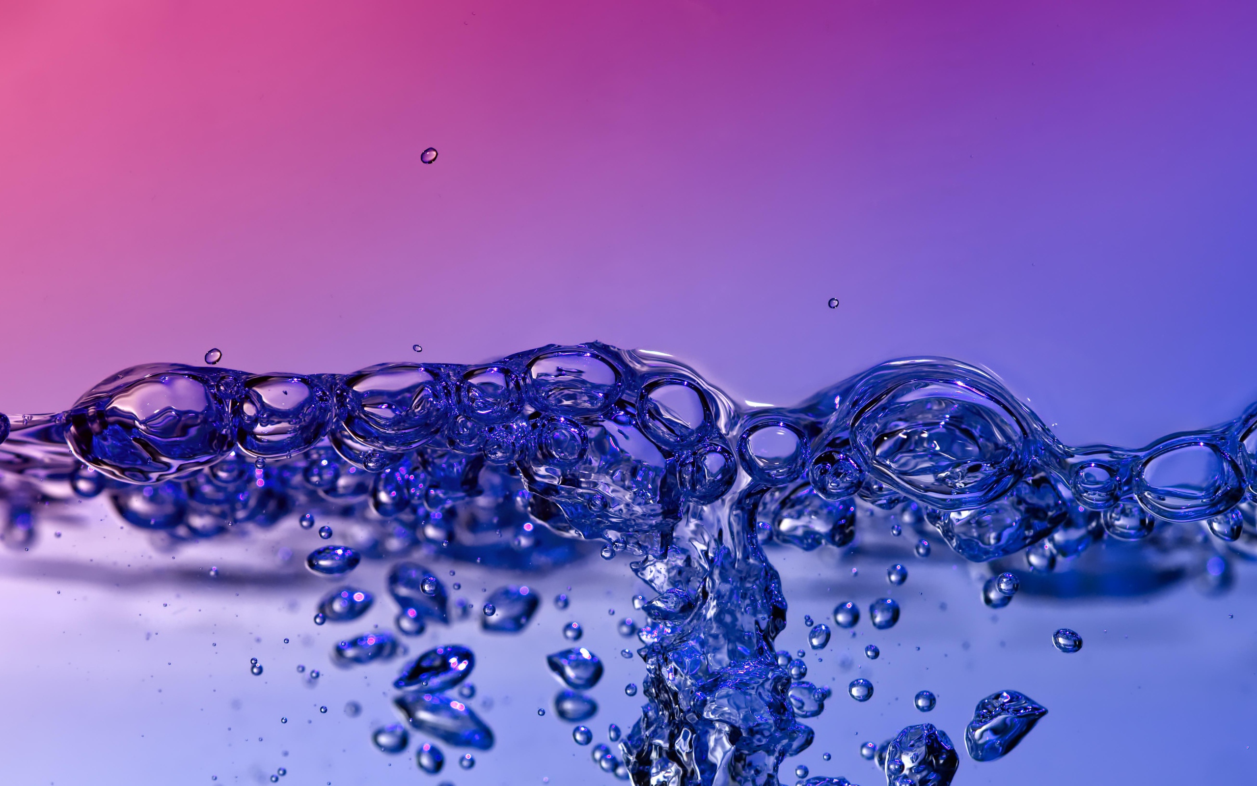 Пузыри воды на сиреневом фоне