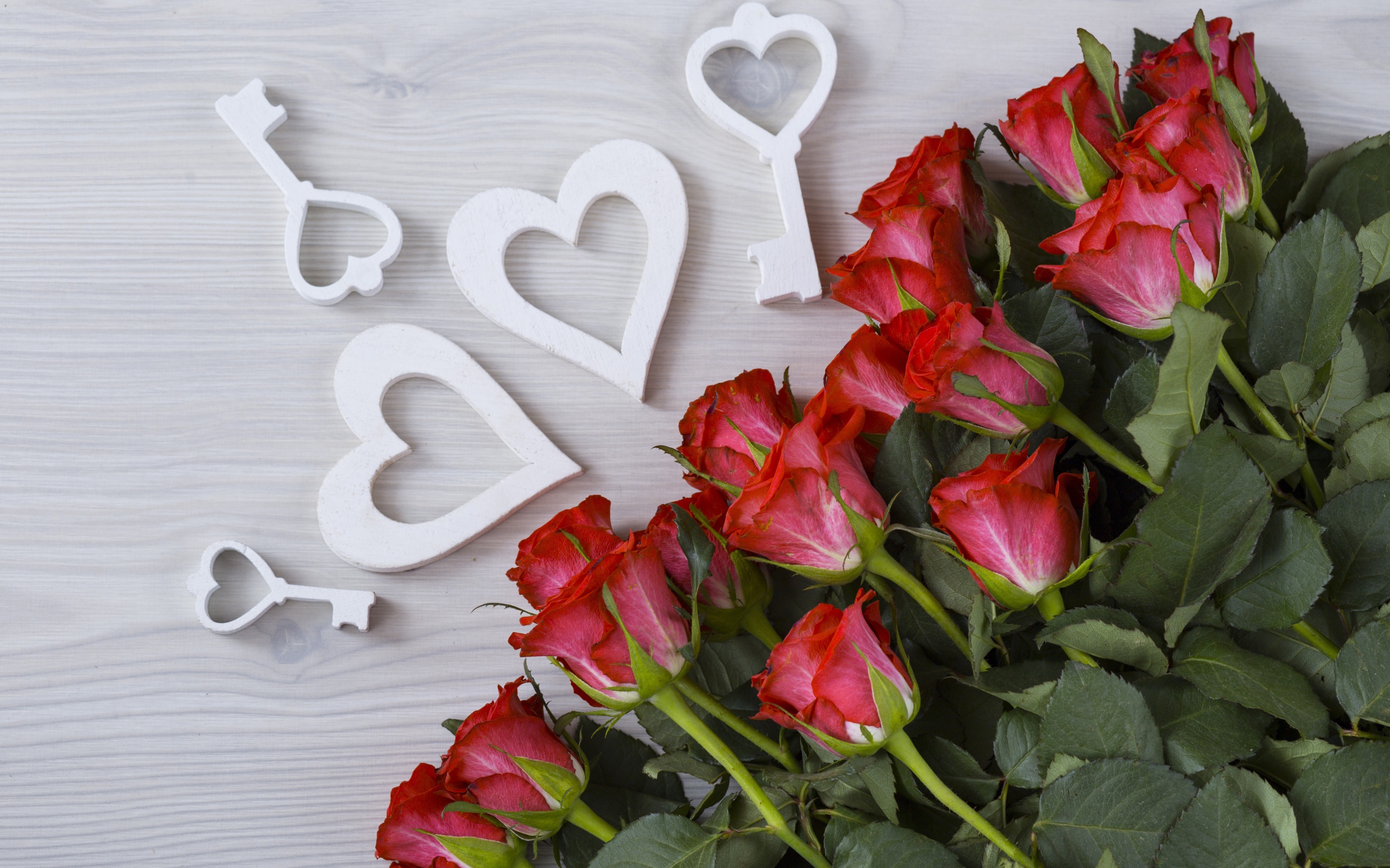 Букет красивых красных роз на серой поверхности с белыми сердечками  