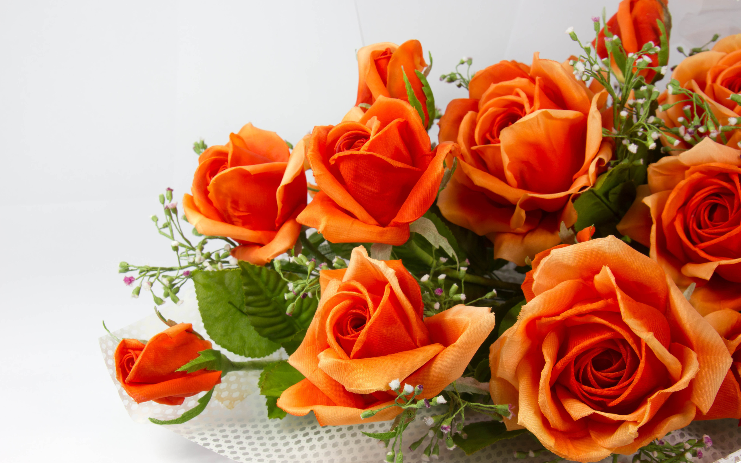 Букет оранжевых роз с полевыми цветами 