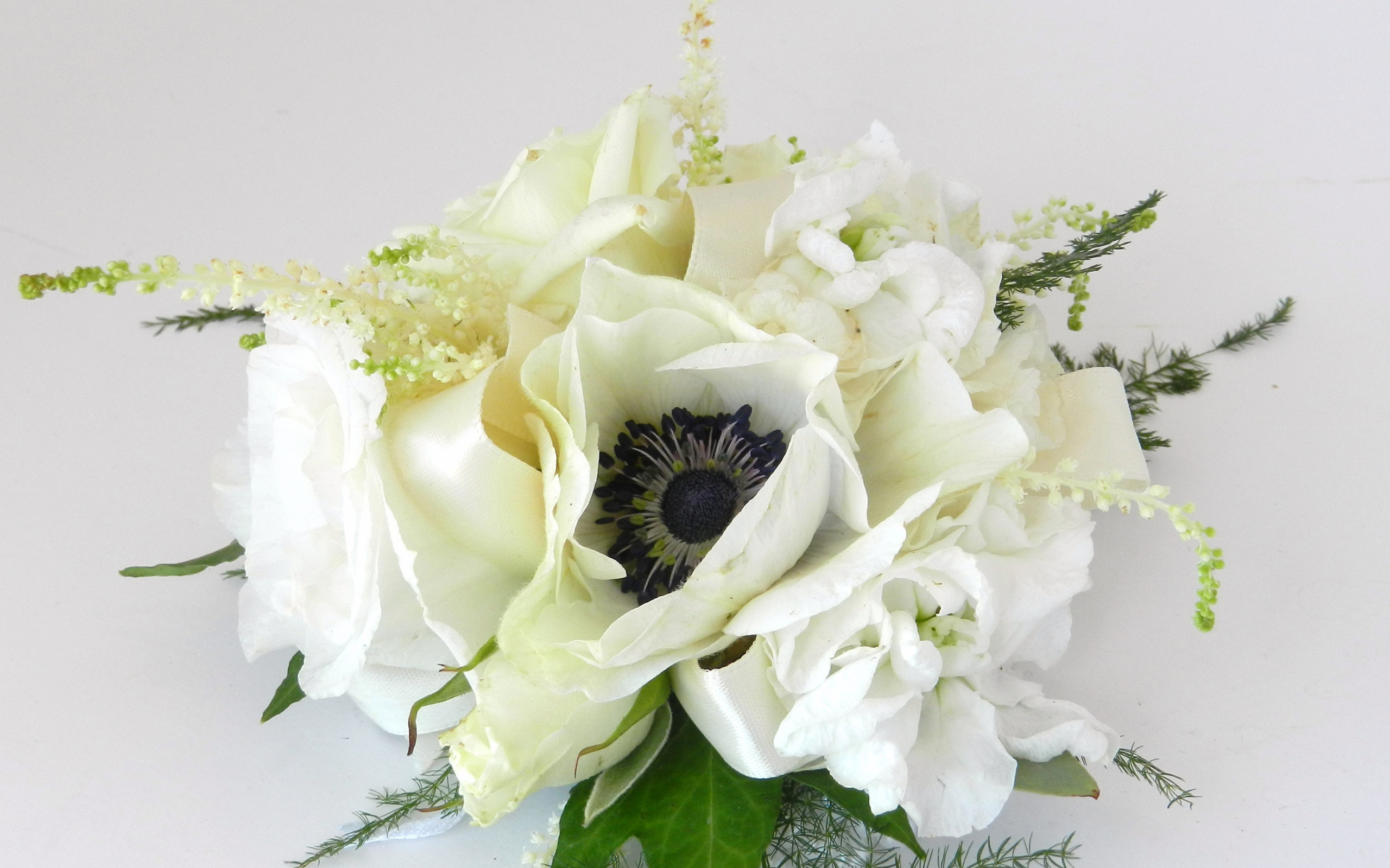 Букет с белыми цветами анемоны на сером фоне