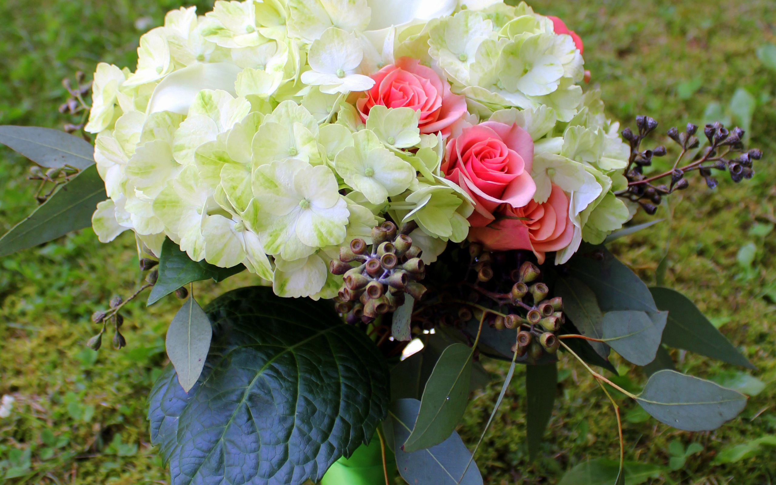 Букет с белыми цветами гортензии и розовыми розами