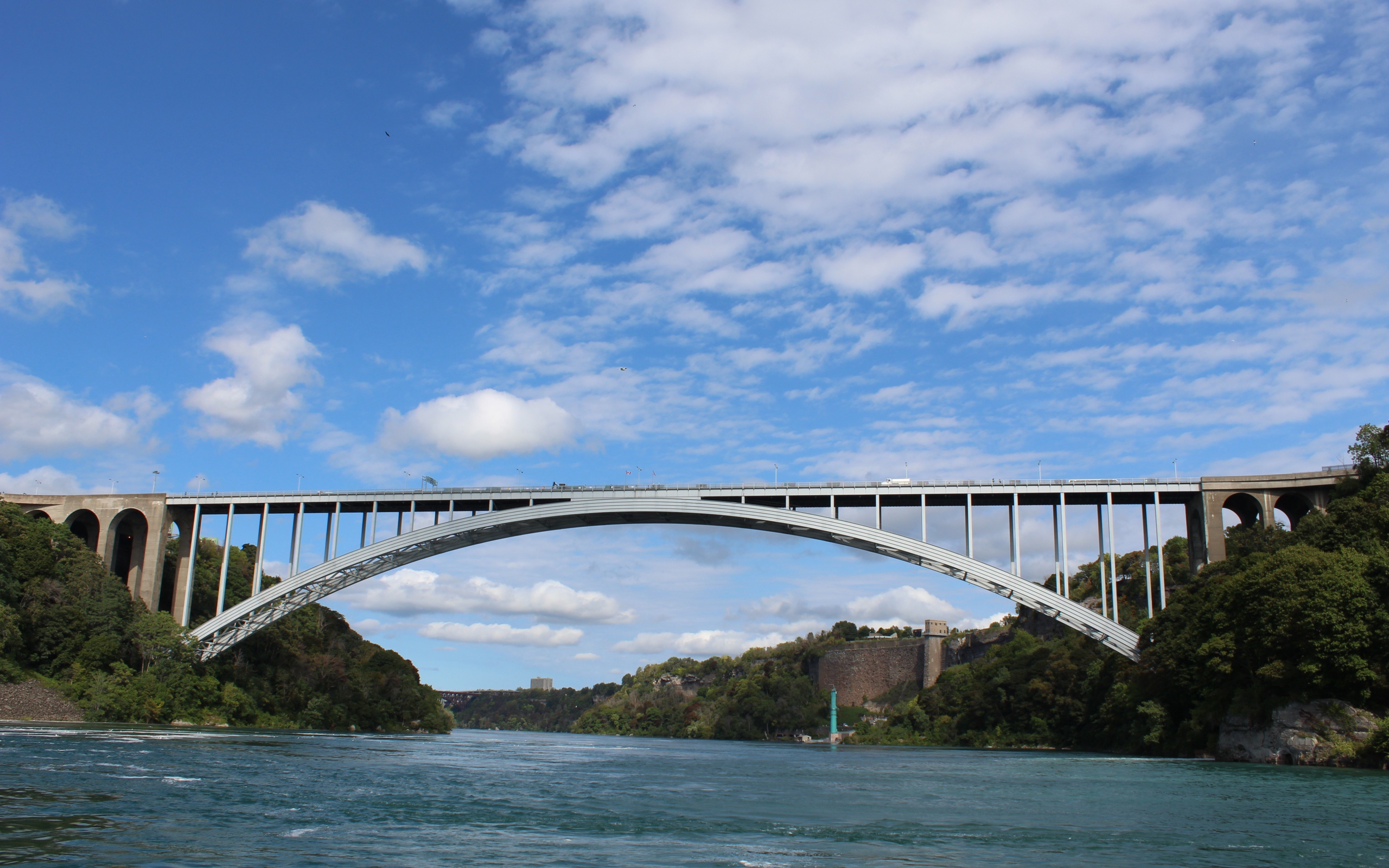 Мост через быструю реку Ниагара