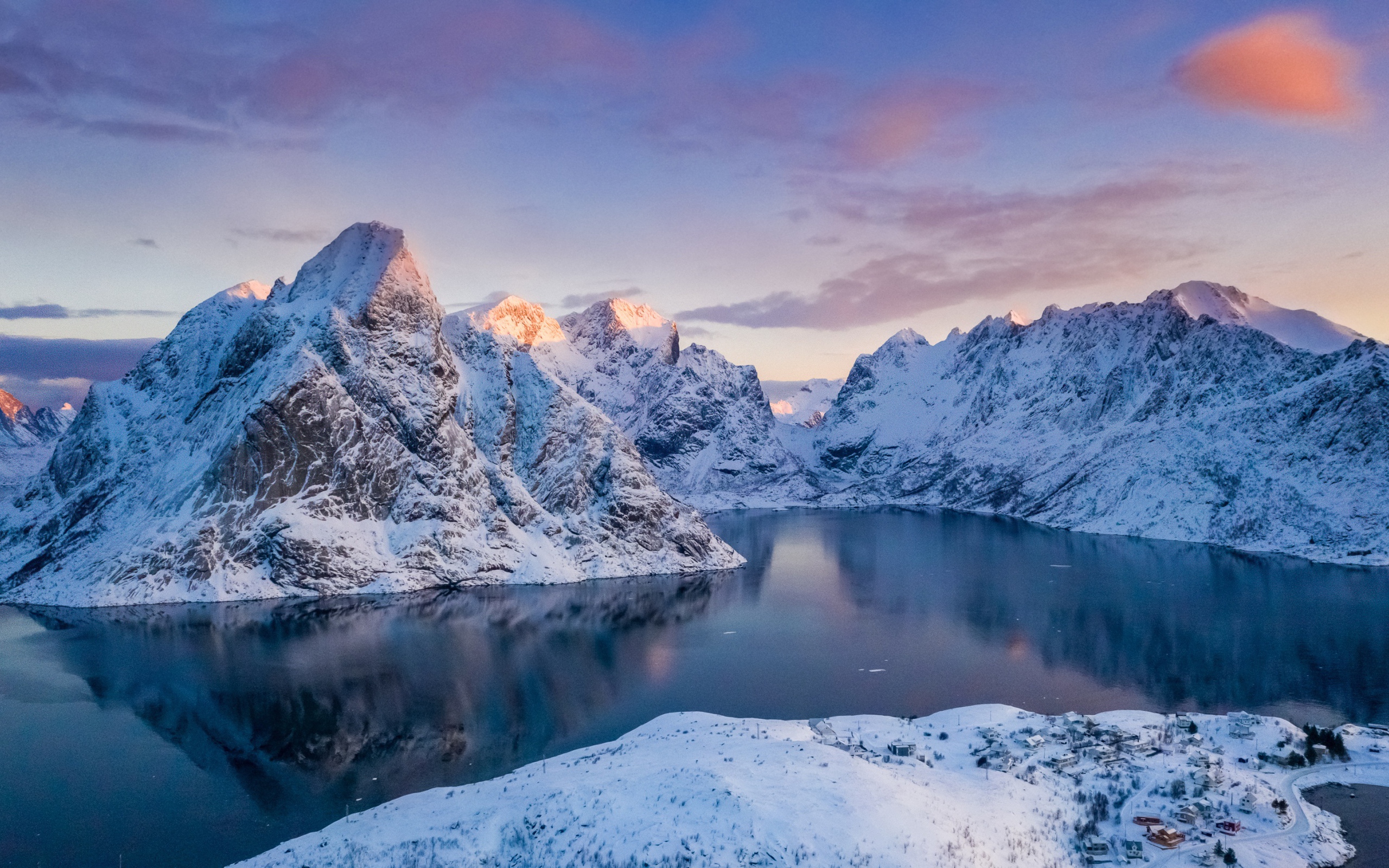 Покрытое льдом озеро в горах, Лофотенские острова. Норвегия