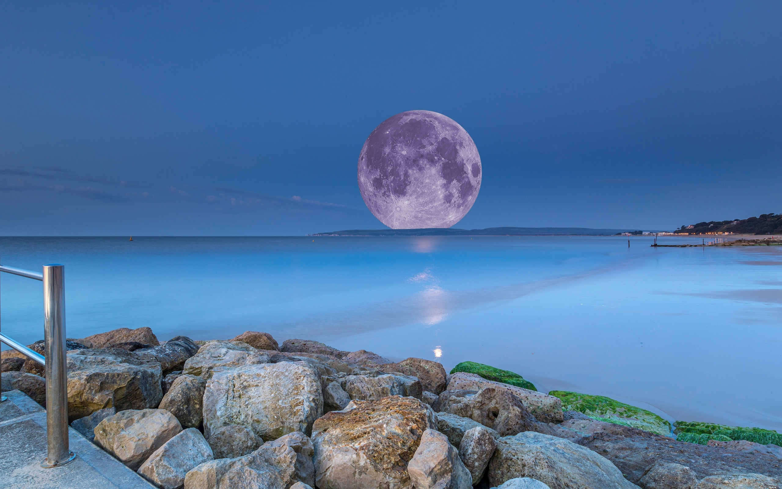 Огромная белая луна на горизонте в море