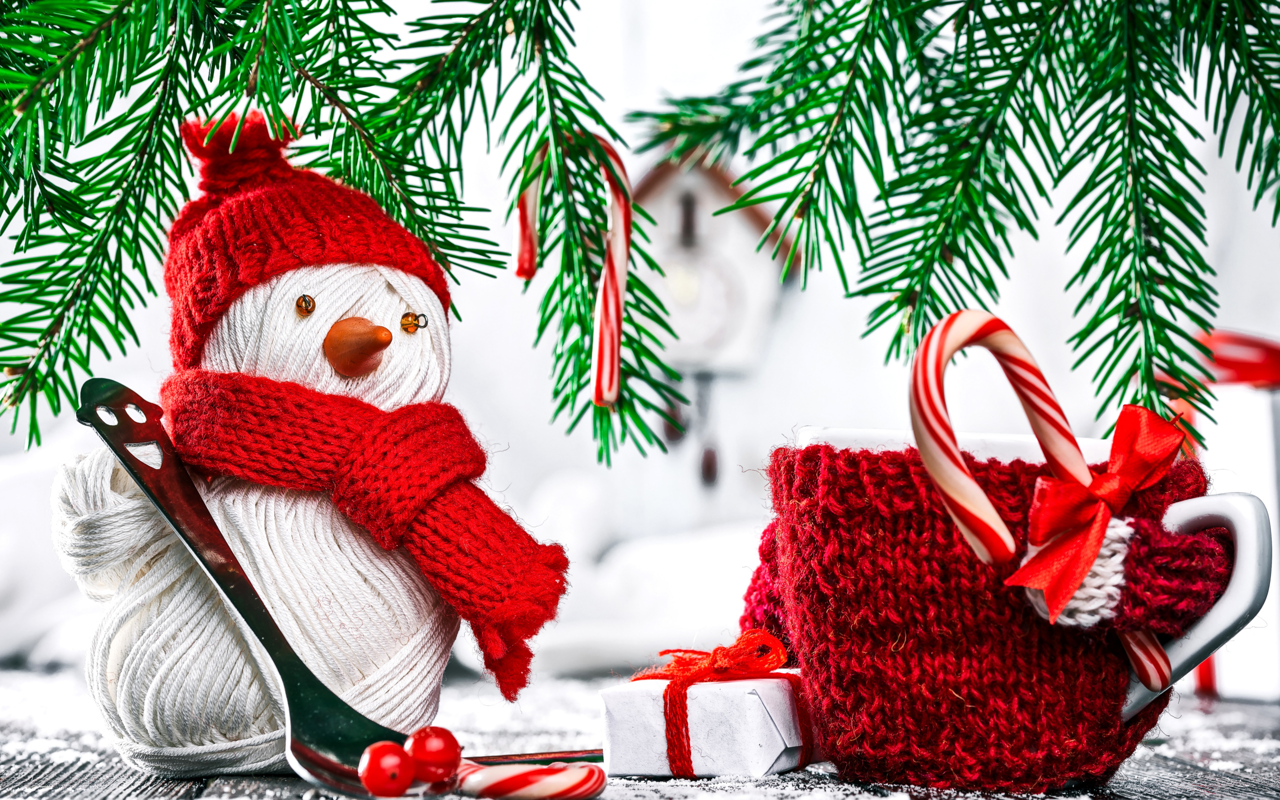 Снеговик из ниток на столе с чашкой и елочными ветками