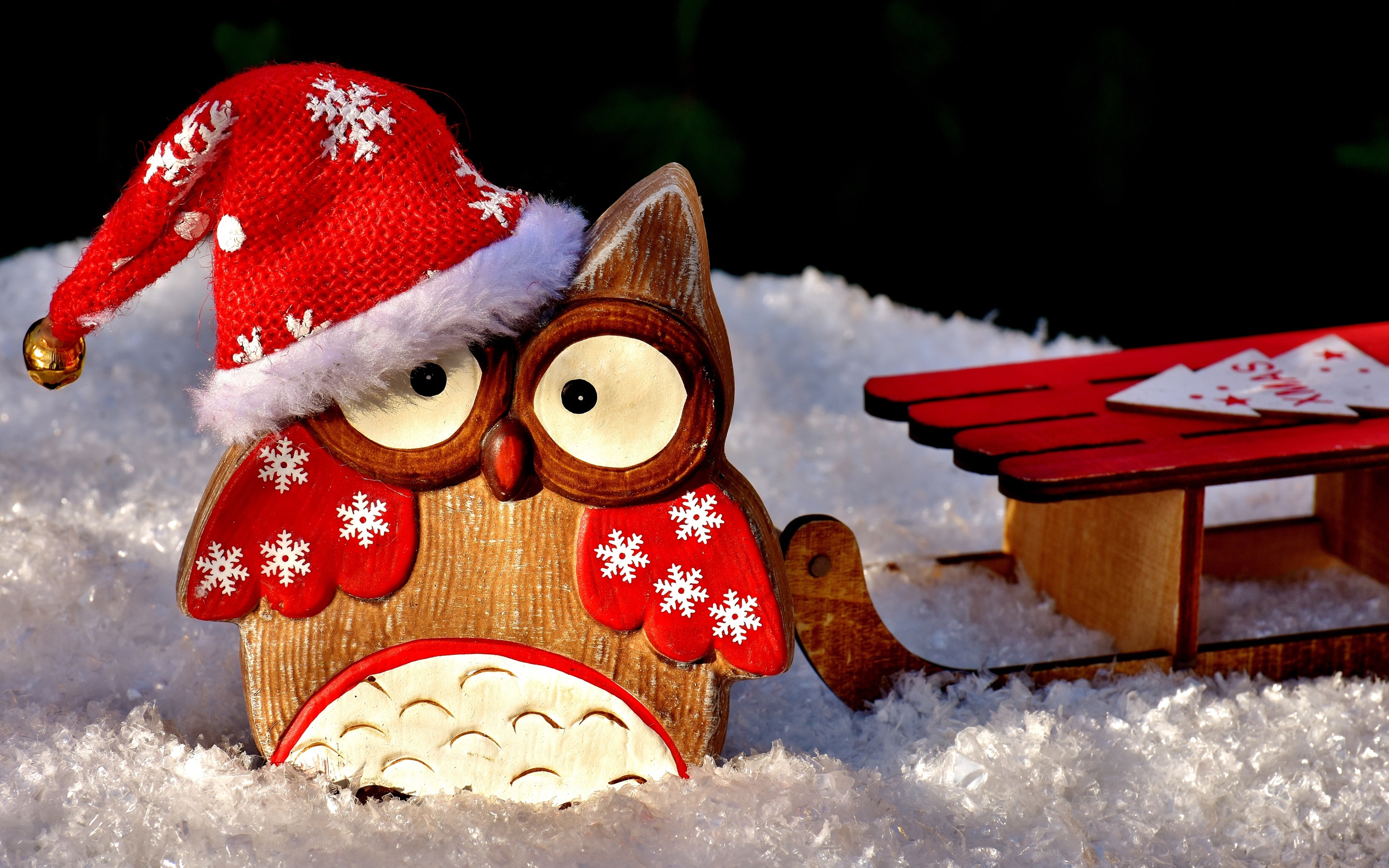 Деревянная фигурка совы в новогодней шапке на новый год 