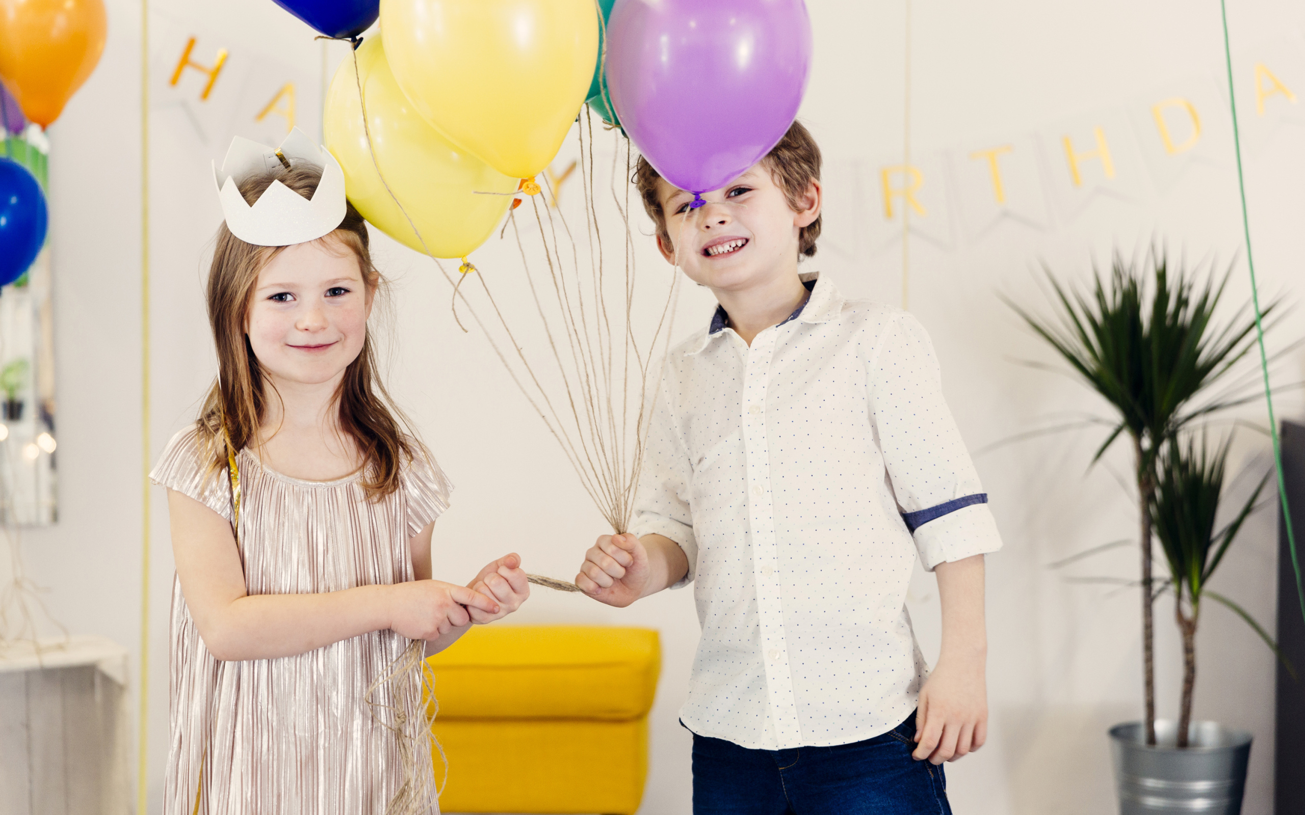 Маленькие мальчик и девочка отмечают день рождения 