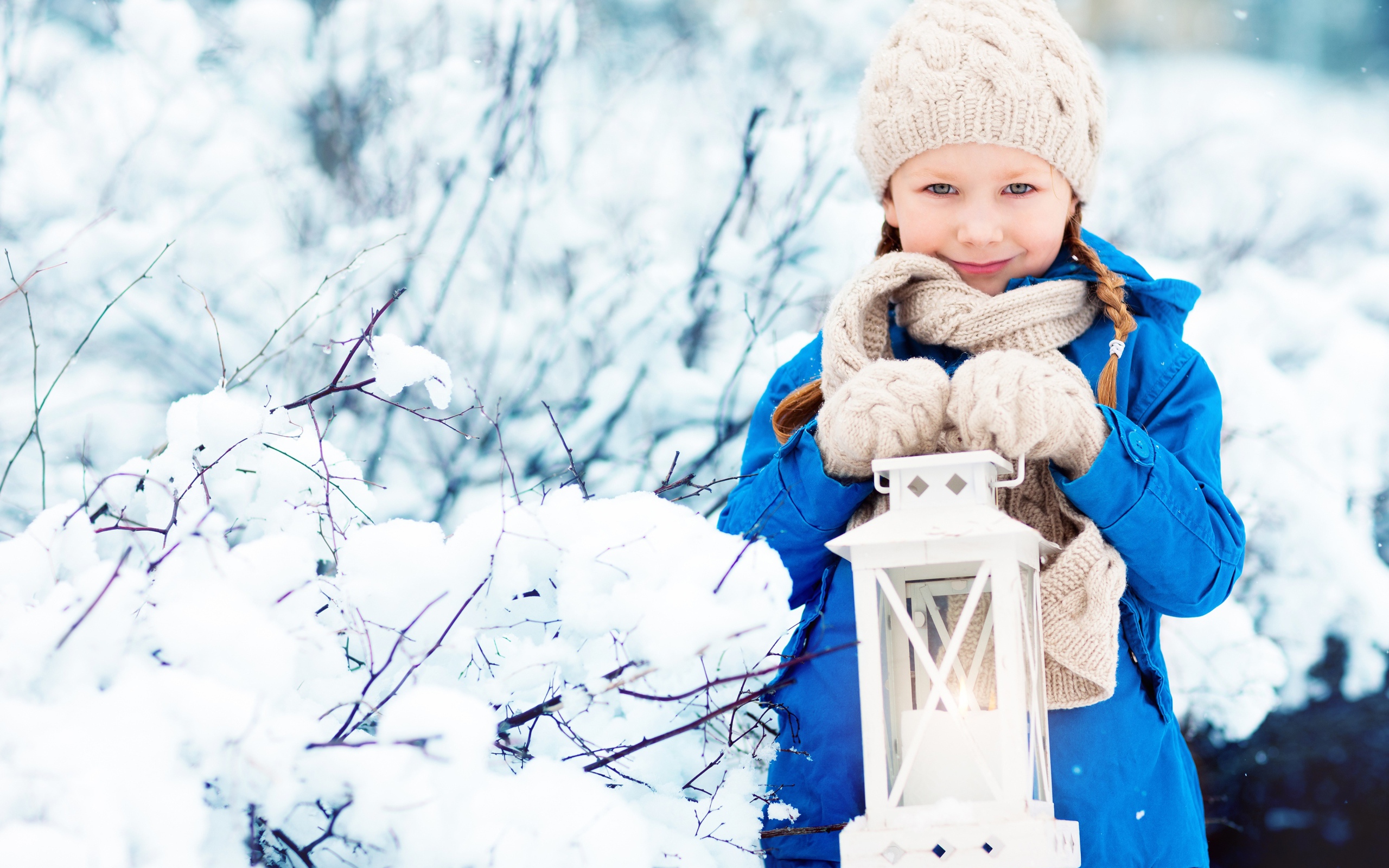 Маленькая девочка с фонарем на улице зимой