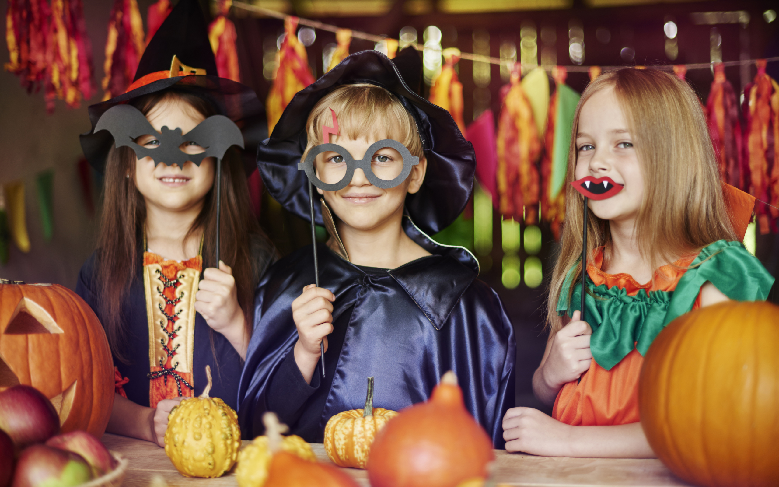Маленькие дети в костюмах на Хэллоуин 