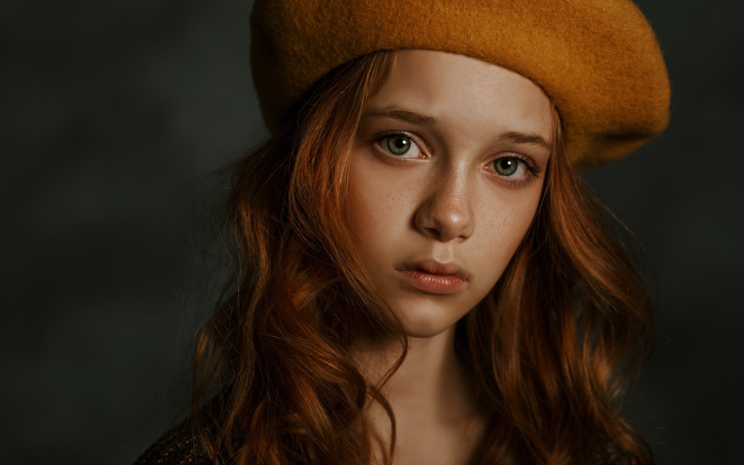 Грустная рыжеволосая зеленоглазая девочка в берете 