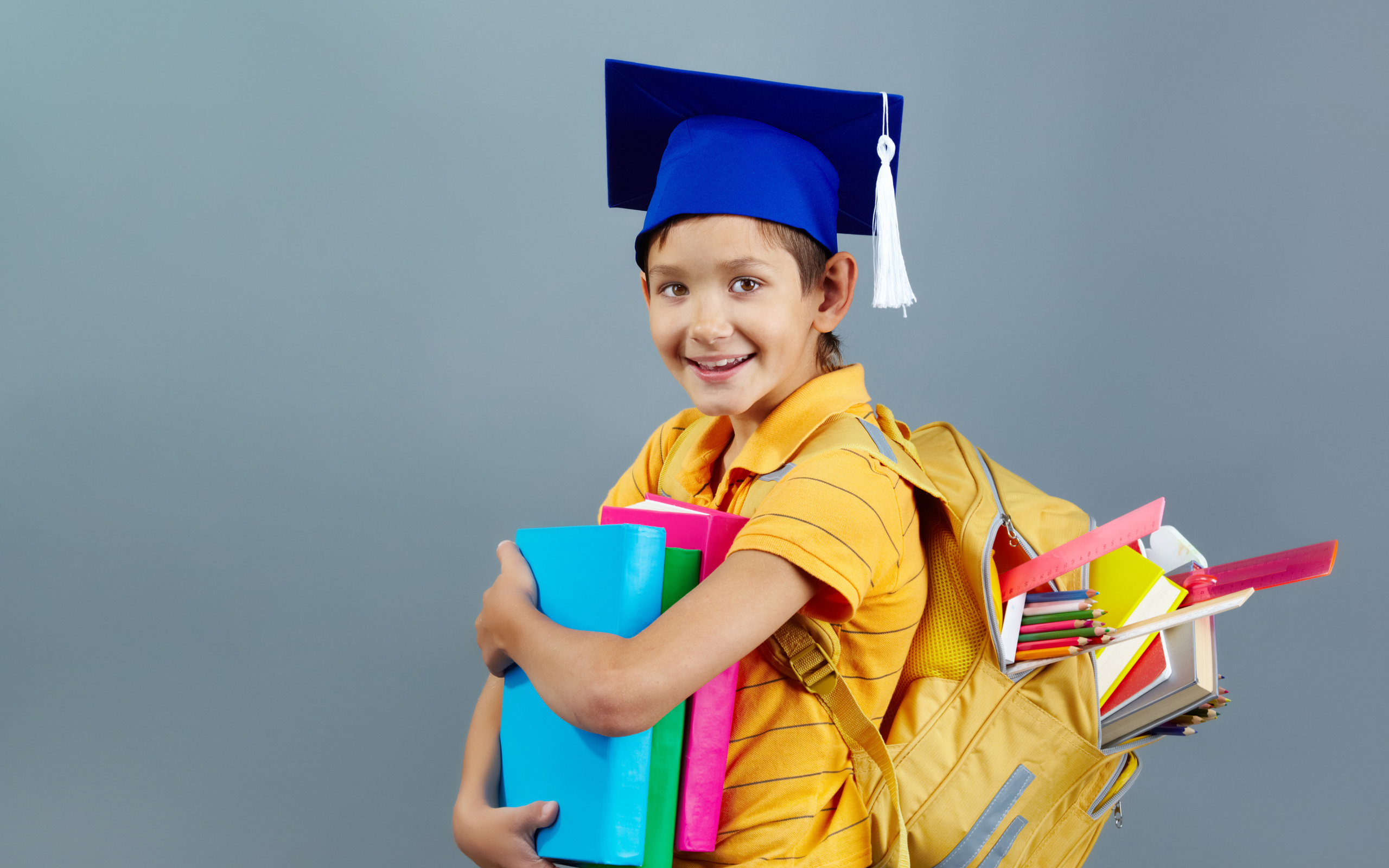 Умный мальчик школьник с рюкзаком  и учебниками