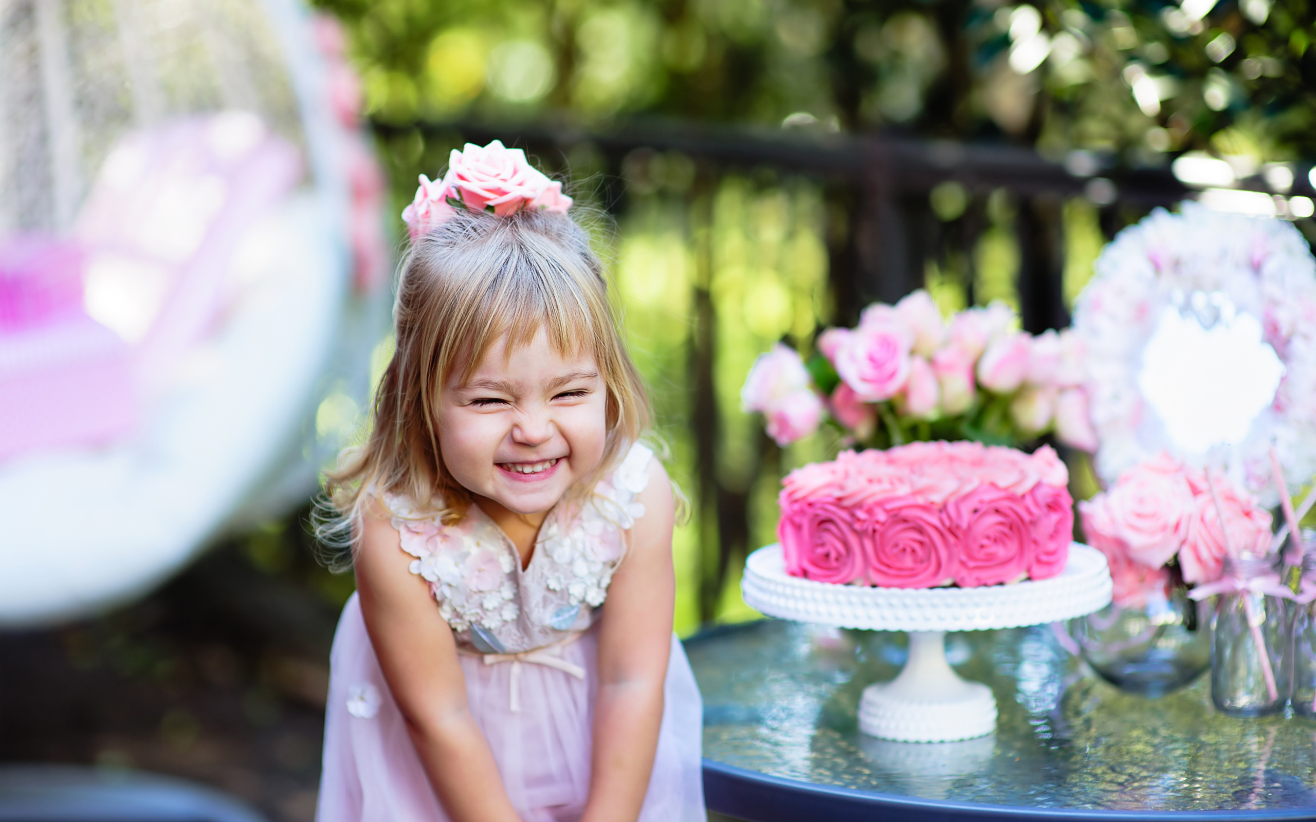 Улыбающаяся маленькая девочка с тортом