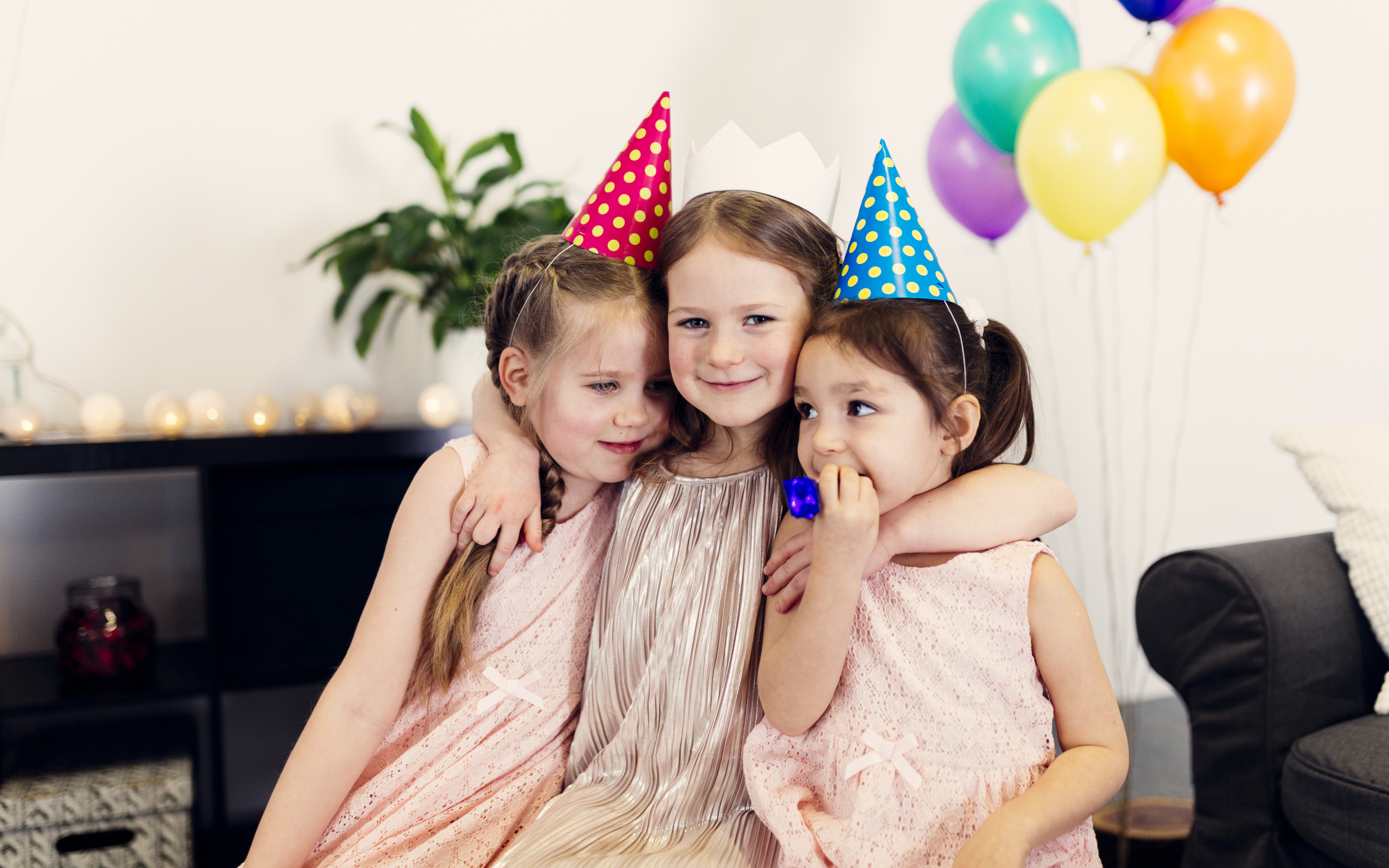 Три маленькие девочки в праздничных колпаках