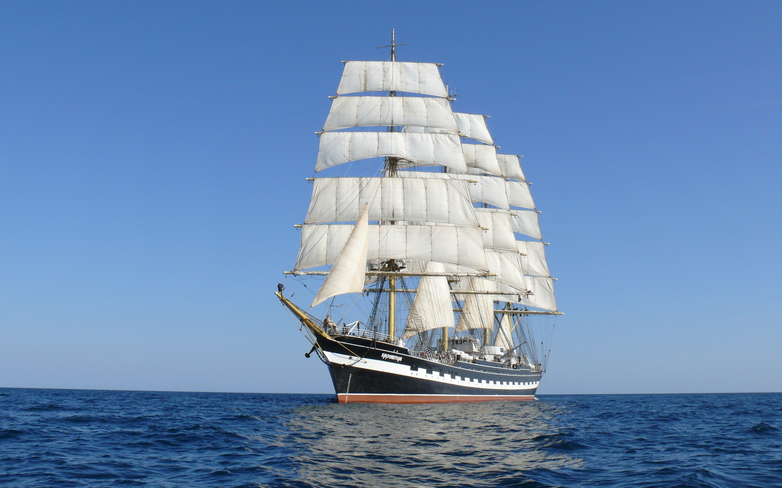 Большой красивый парусник 